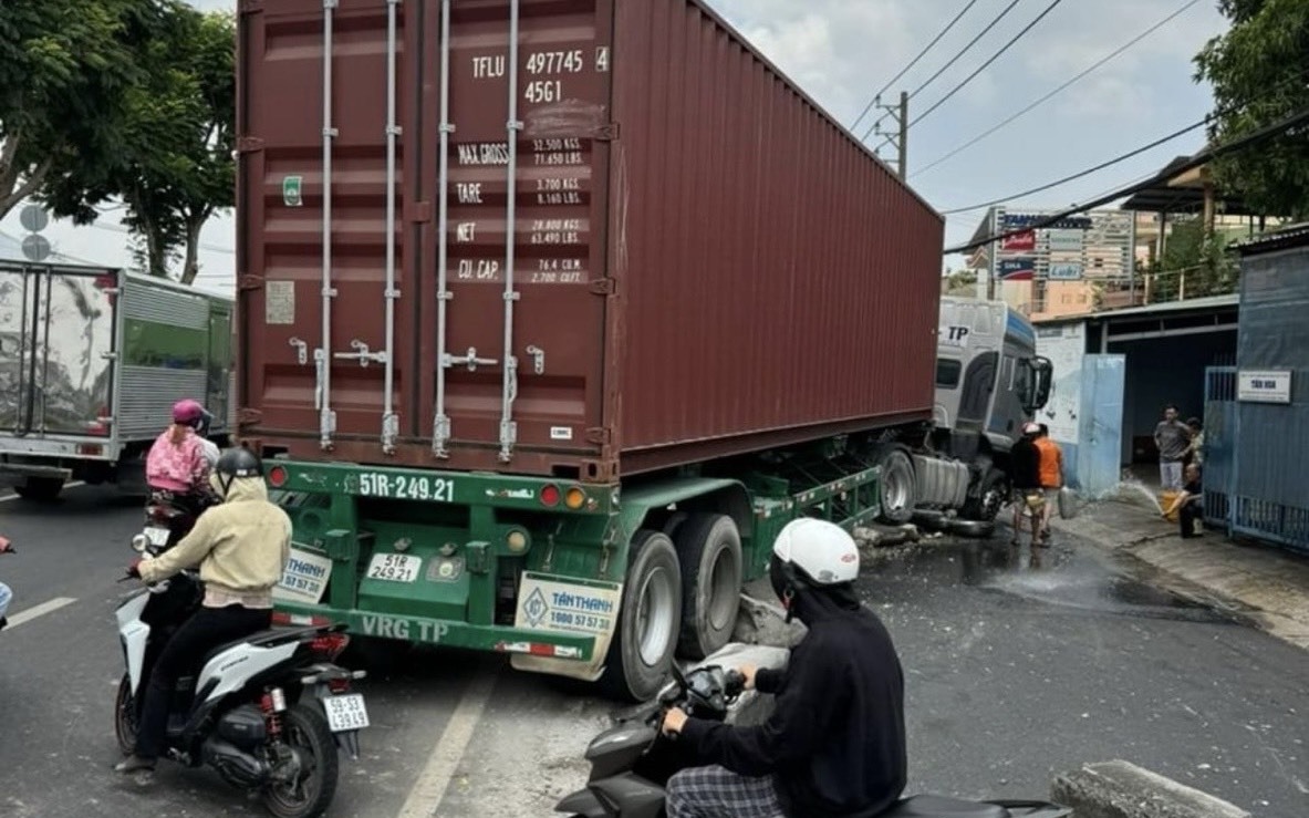 Va chạm liên hoàn với container, xe tải, ô tô con biến dạng ở TP.HCM