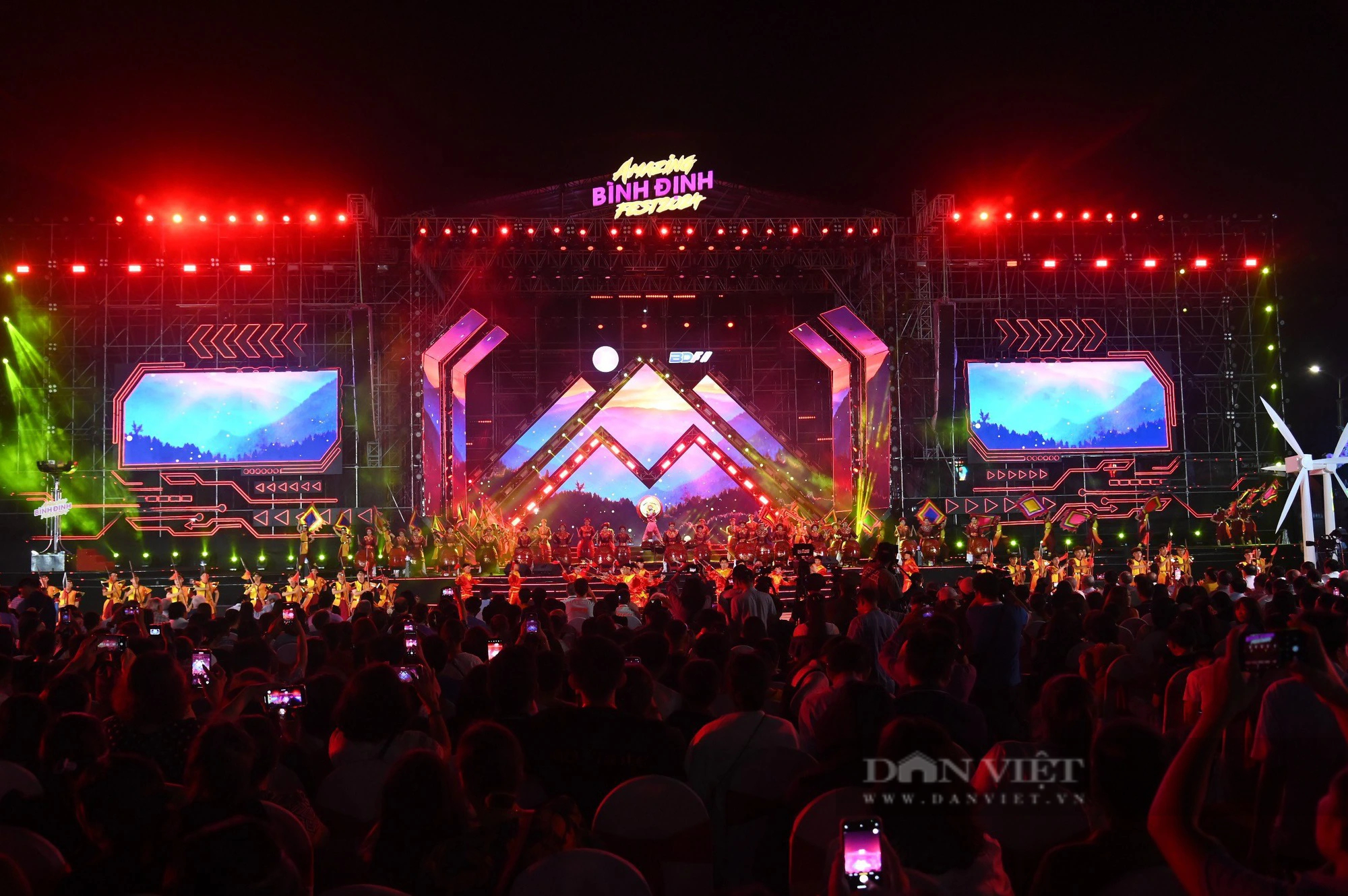 Mãn nhãn "đại tiệc" âm thanh, ánh sáng ở đêm khai mạc Tuần lễ Amazing Binh Dinh Fest 2024- Ảnh 1.
