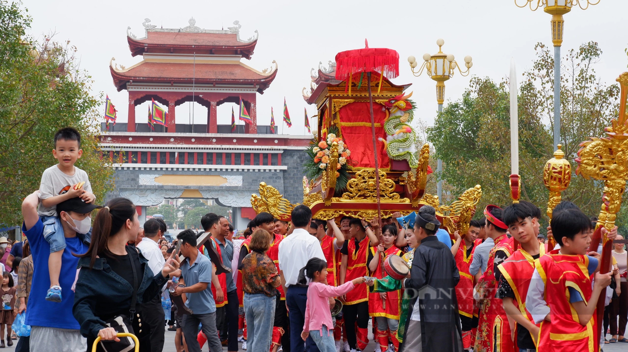 Lễ hội Tây Thiên 2024: Rực rỡ đoàn rước kiệu kéo dài 2km, thu hút hàng nghìn người theo- Ảnh 1.