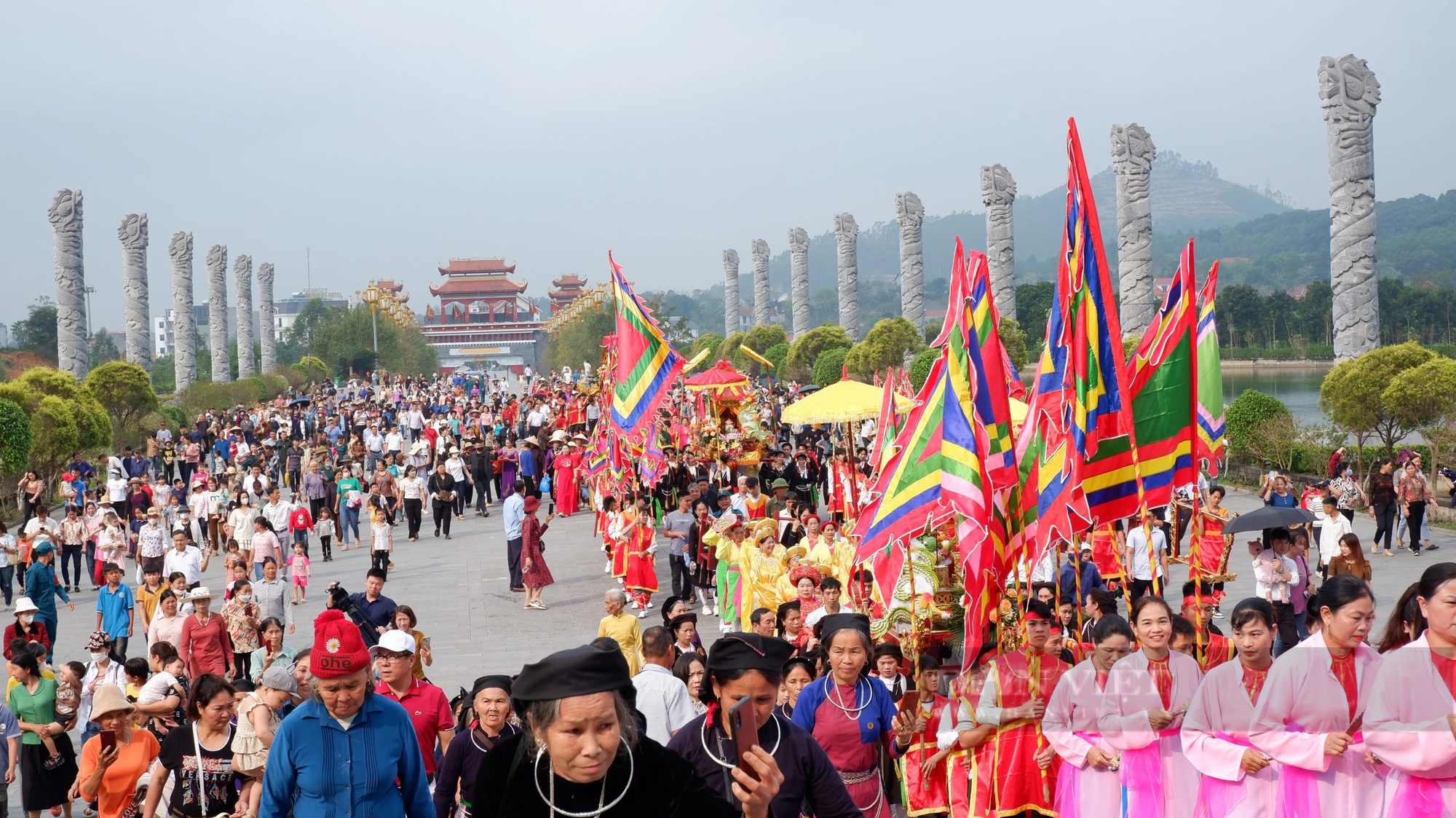 Lễ hội Tây Thiên 2024: Rực rỡ đoàn rước kiệu kéo dài 2km, thu hút hàng nghìn người theo- Ảnh 2.