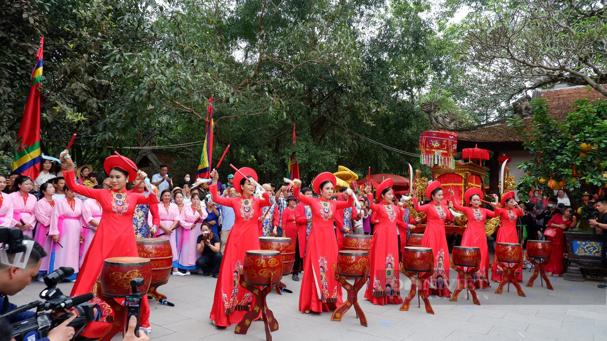 Lễ hội Tây Thiên 2024: Rực rỡ đoàn rước kiệu kéo dài 2km, thu hút hàng nghìn người theo- Ảnh 6.