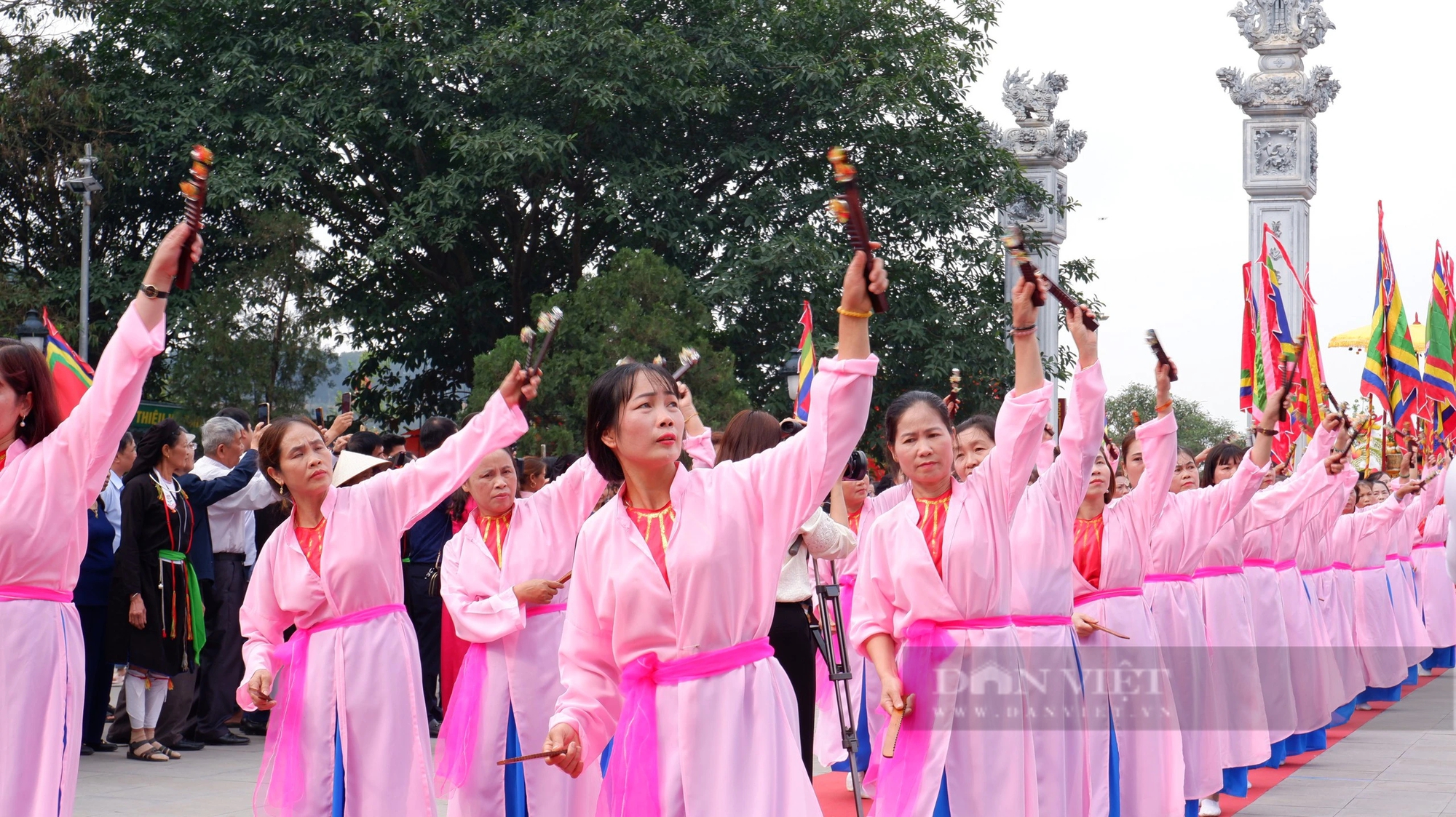 Lễ hội Tây Thiên 2024: Rực rỡ đoàn rước kiệu kéo dài 2km, thu hút hàng nghìn người theo- Ảnh 7.