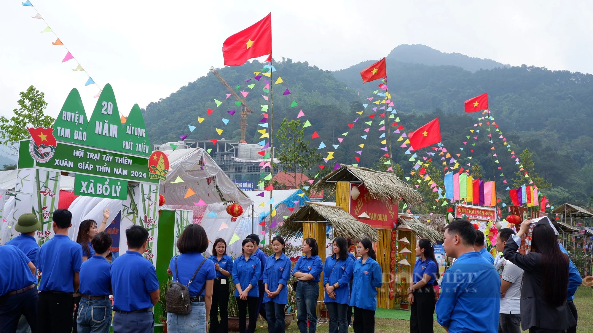 Lễ hội Tây Thiên 2024: Rực rỡ đoàn rước kiệu kéo dài 2km, thu hút hàng nghìn người theo- Ảnh 13.