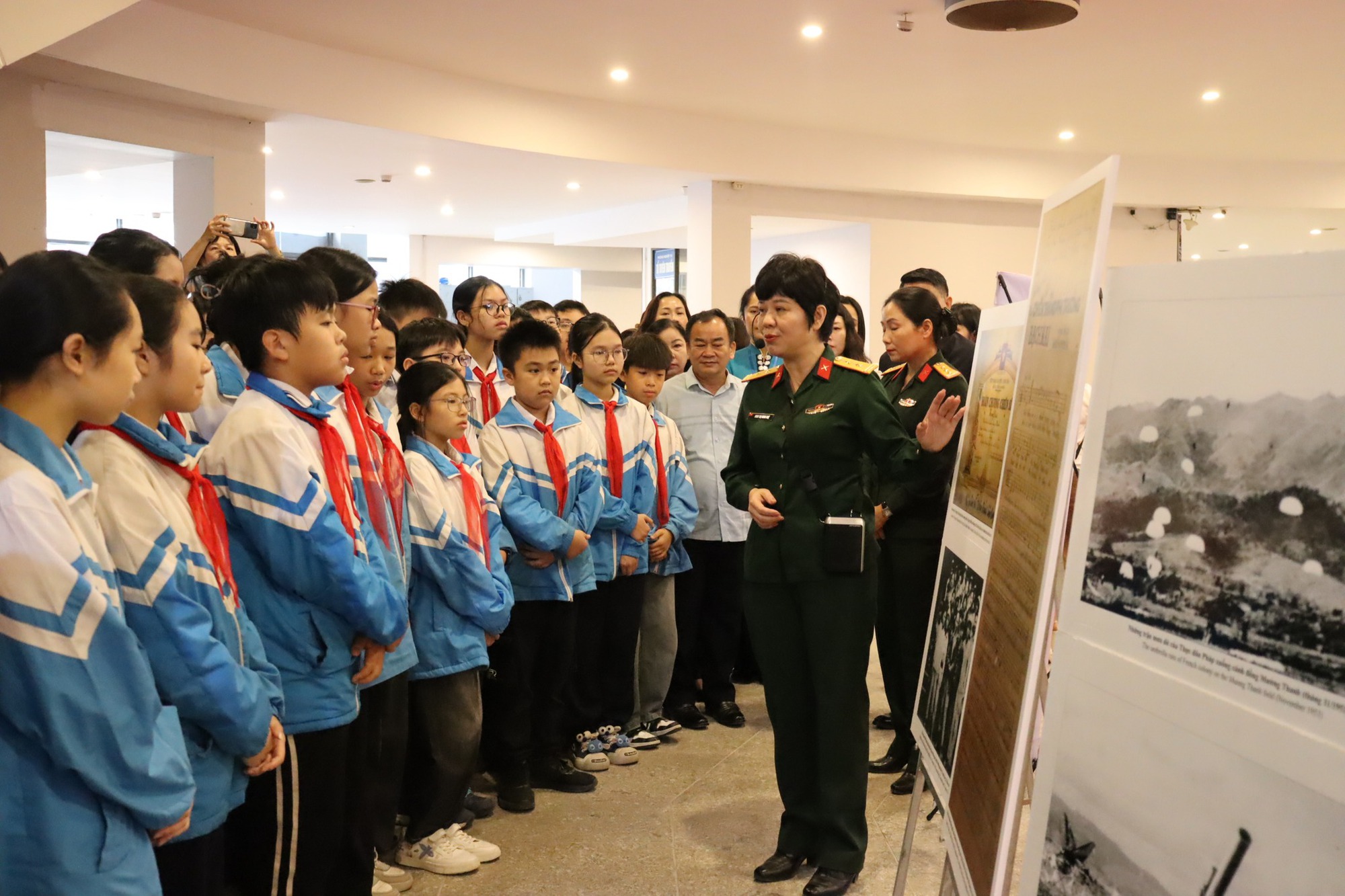 Những ký ức hào hùng trong triển lãm ảnh “Từ Điện Biên Phủ đến Hà Nội - Điện Biên Phủ trên không”- Ảnh 1.