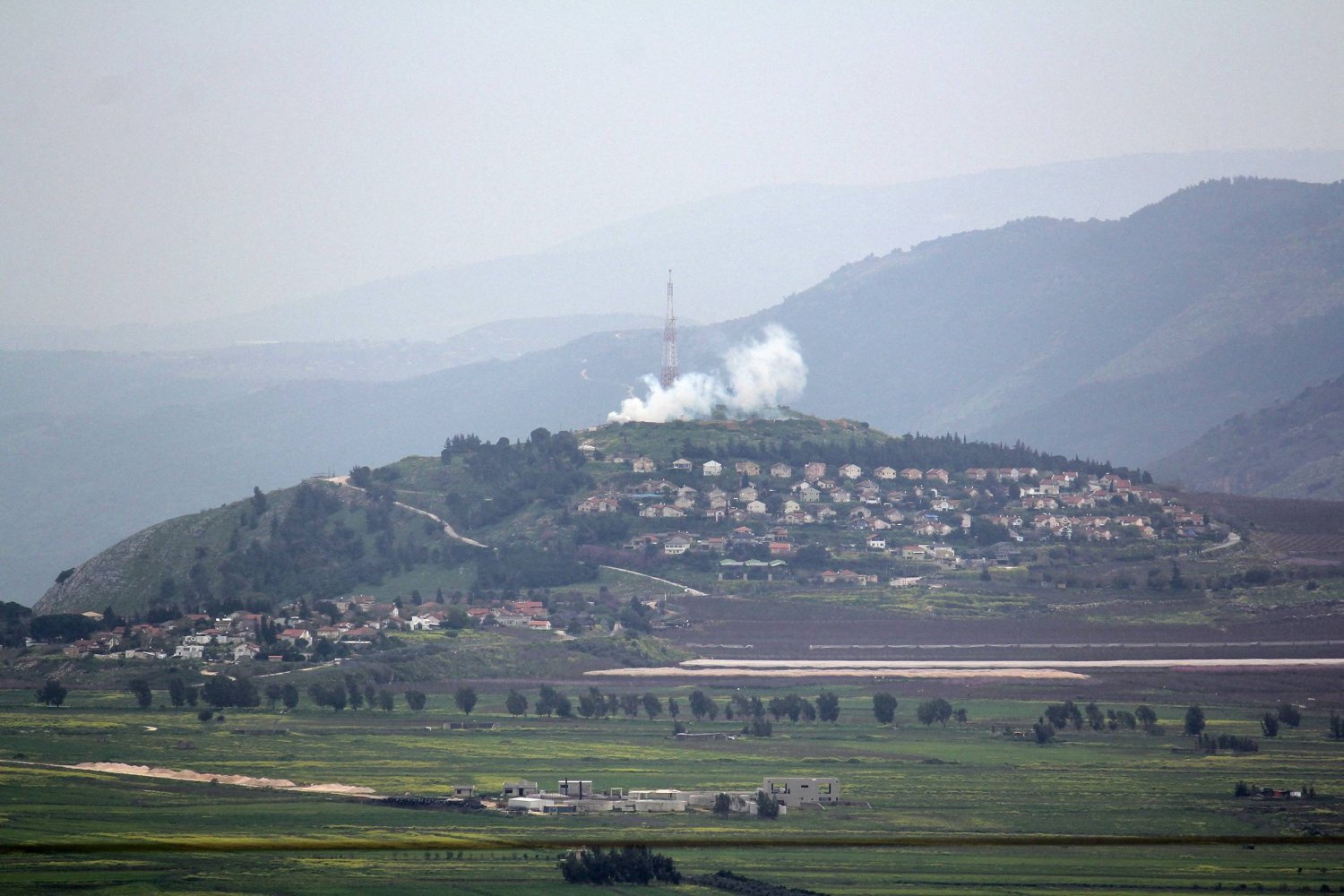 Israel không kích dữ dội vào cơ sở quân sự của Hezbollah ở Lebanon- Ảnh 1.