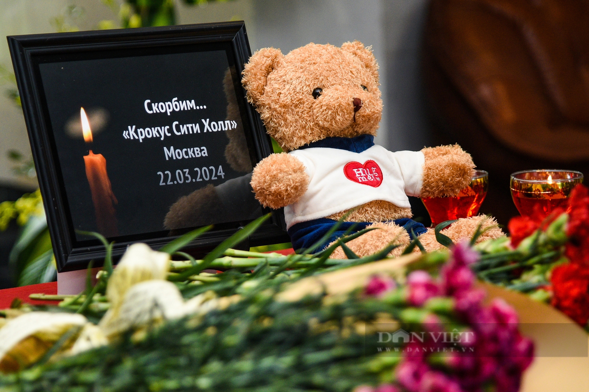 Người Việt Nam xếp hàng ghi sổ tang tưởng niệm các nạn nhân vụ khủng bố tại Nga- Ảnh 2.