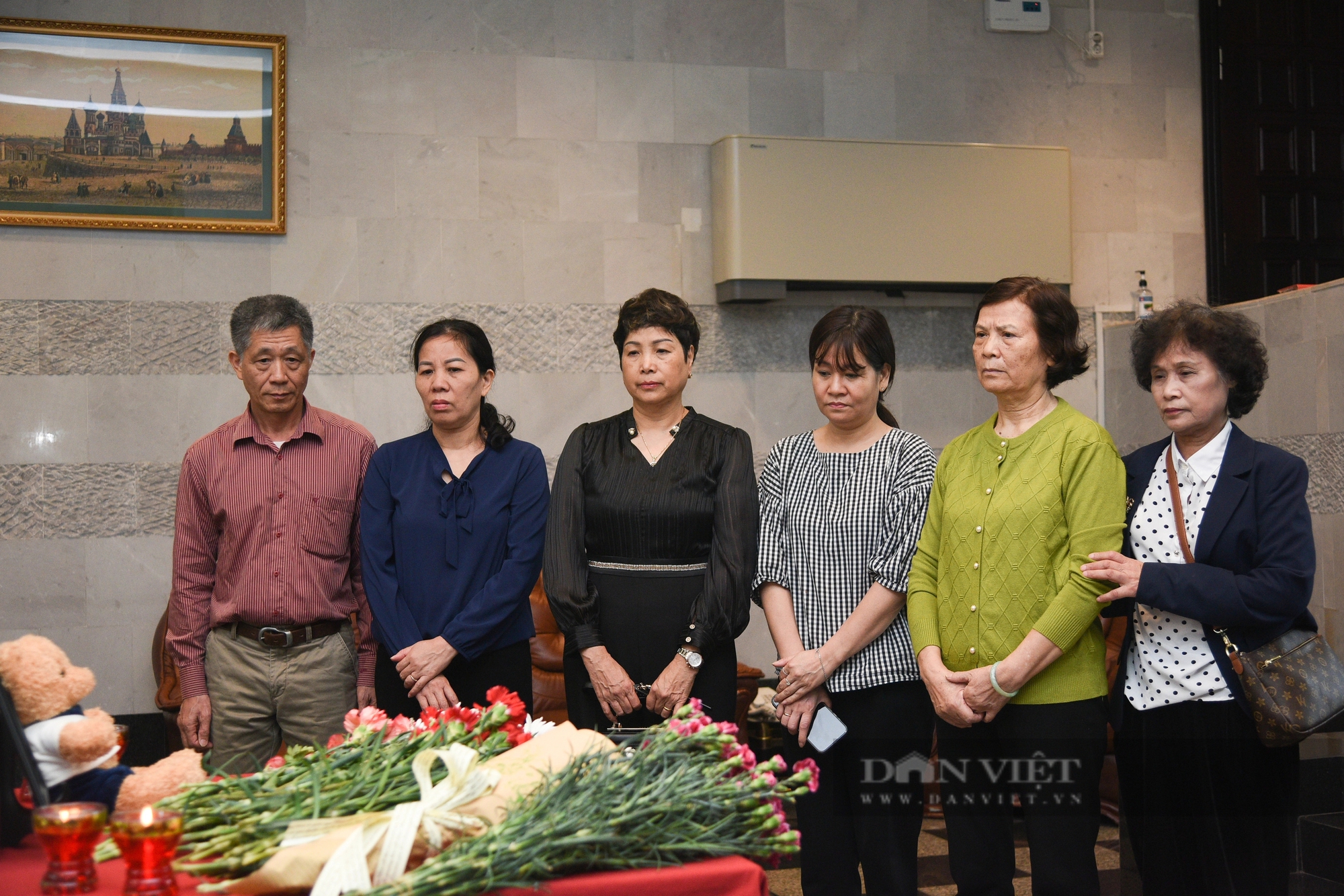 Người Việt Nam xếp hàng ghi sổ tang tưởng niệm các nạn nhân vụ khủng bố tại Nga- Ảnh 3.