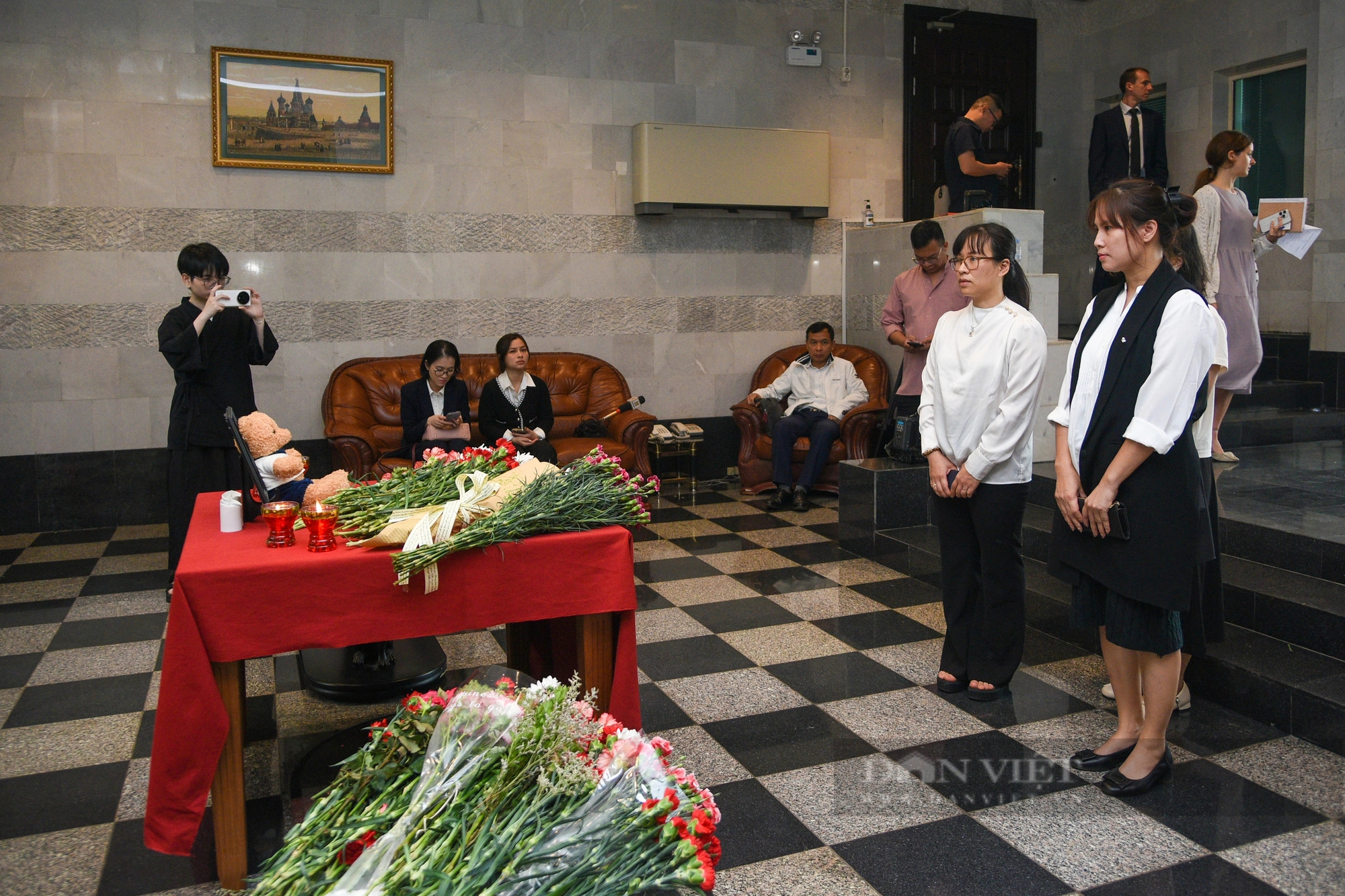 Người Việt Nam xếp hàng ghi sổ tang tưởng niệm các nạn nhân vụ khủng bố tại Nga- Ảnh 8.