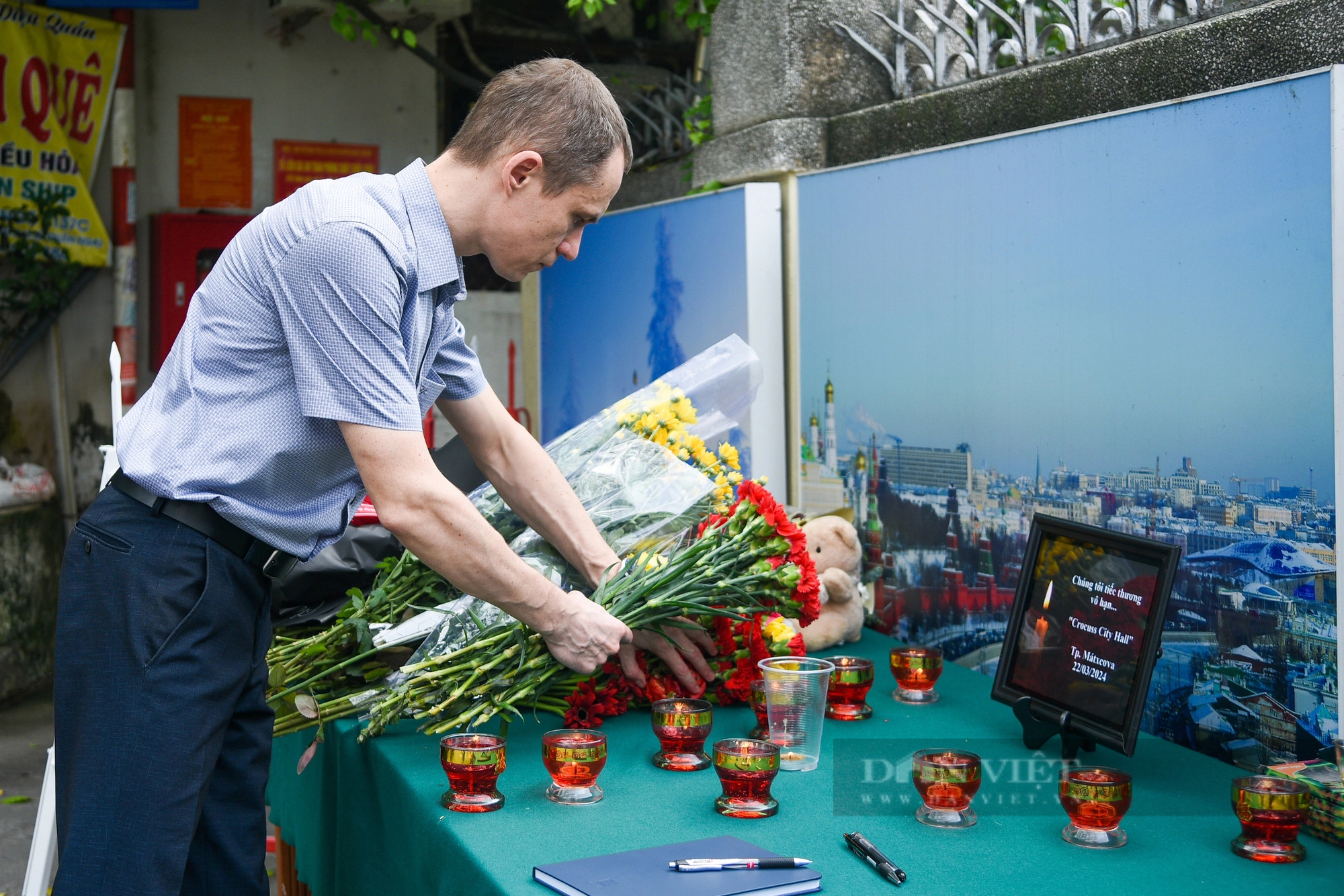 Người Việt Nam xếp hàng ghi sổ tang tưởng niệm các nạn nhân vụ khủng bố tại Nga- Ảnh 10.