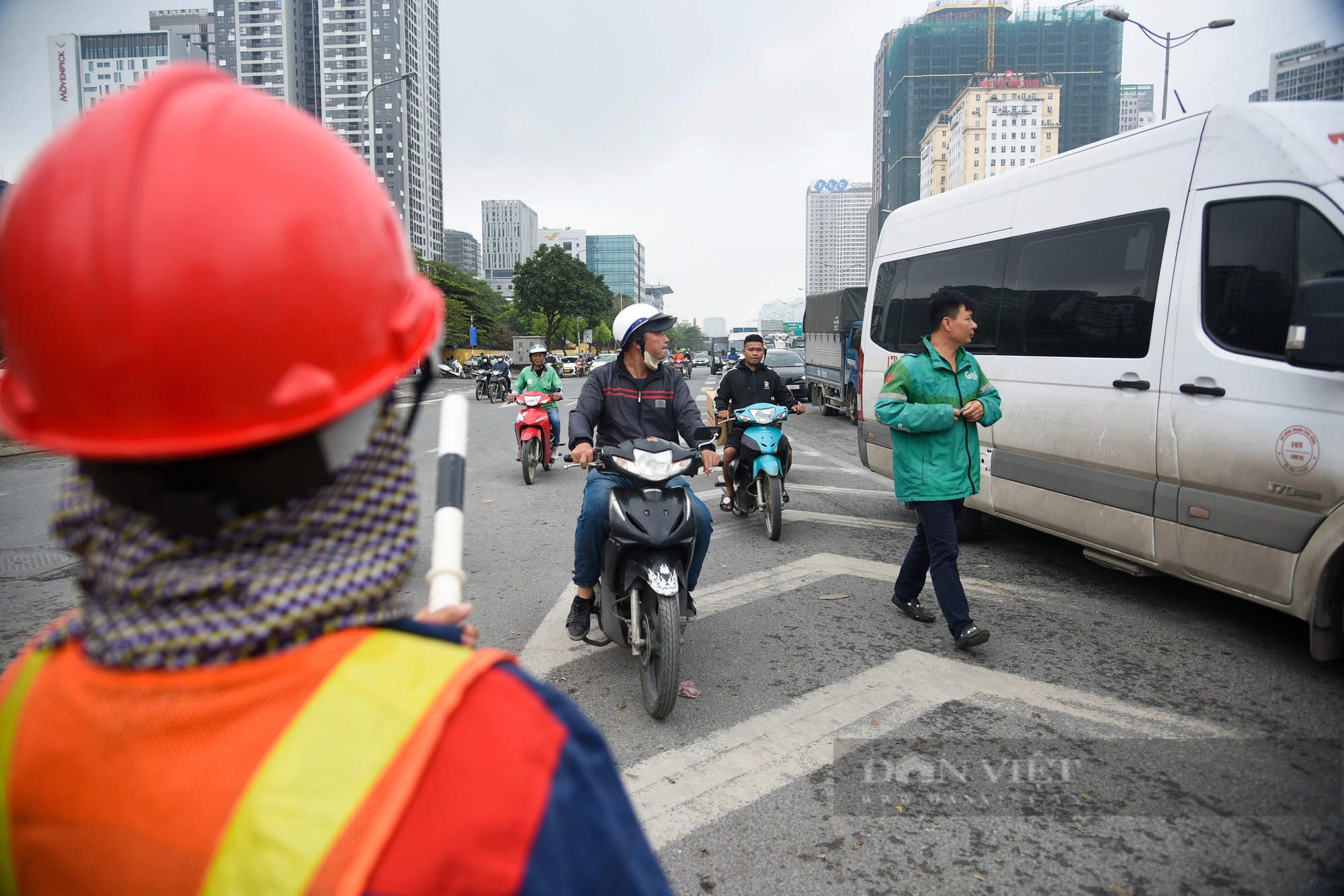 Bất chấp biển cấm, xe máy vẫn nối đuôi nhau lên cầu vượt Mai Dịch- Ảnh 7.