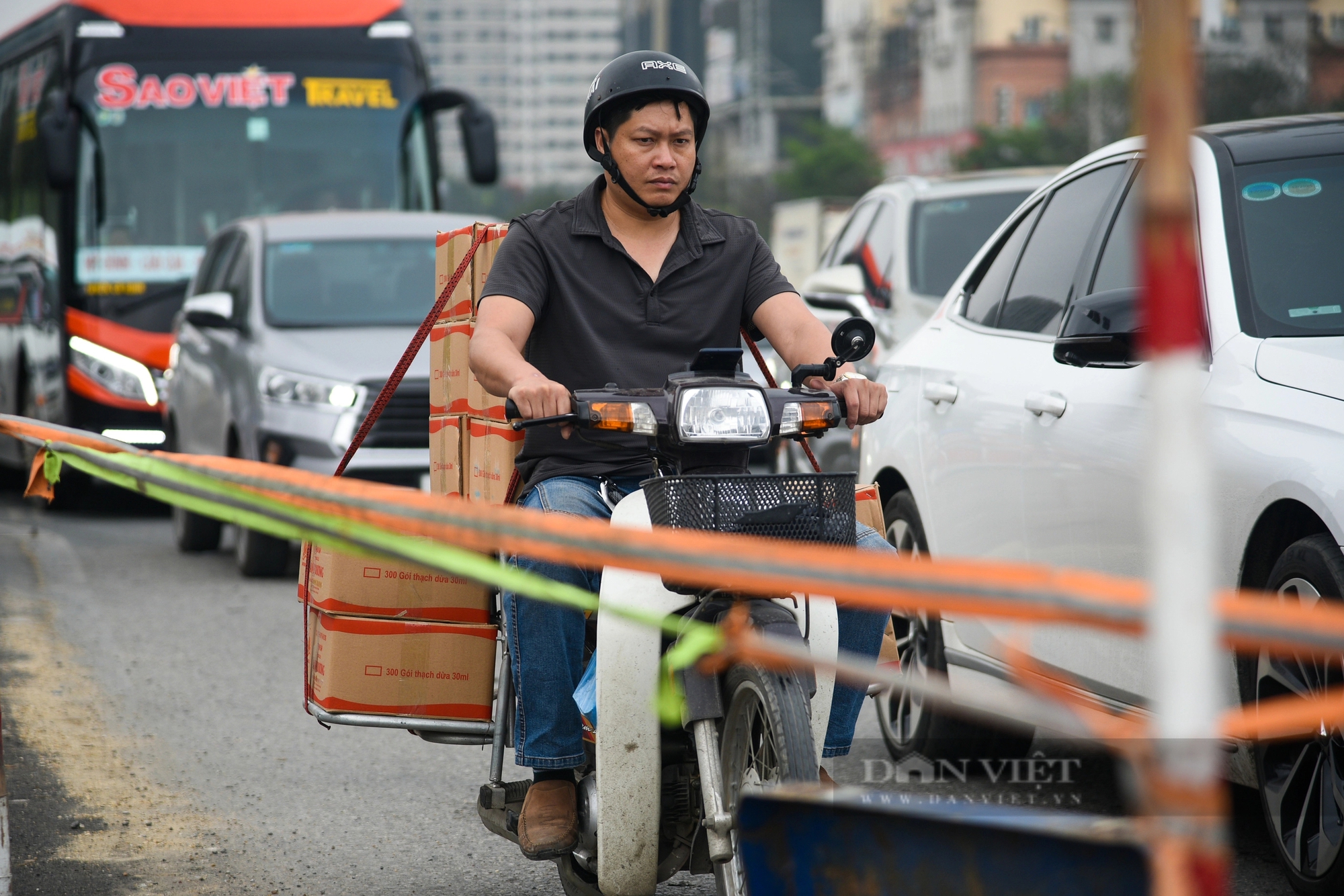 Bất chấp biển cấm, xe máy vẫn nối đuôi nhau lên cầu vượt Mai Dịch- Ảnh 9.