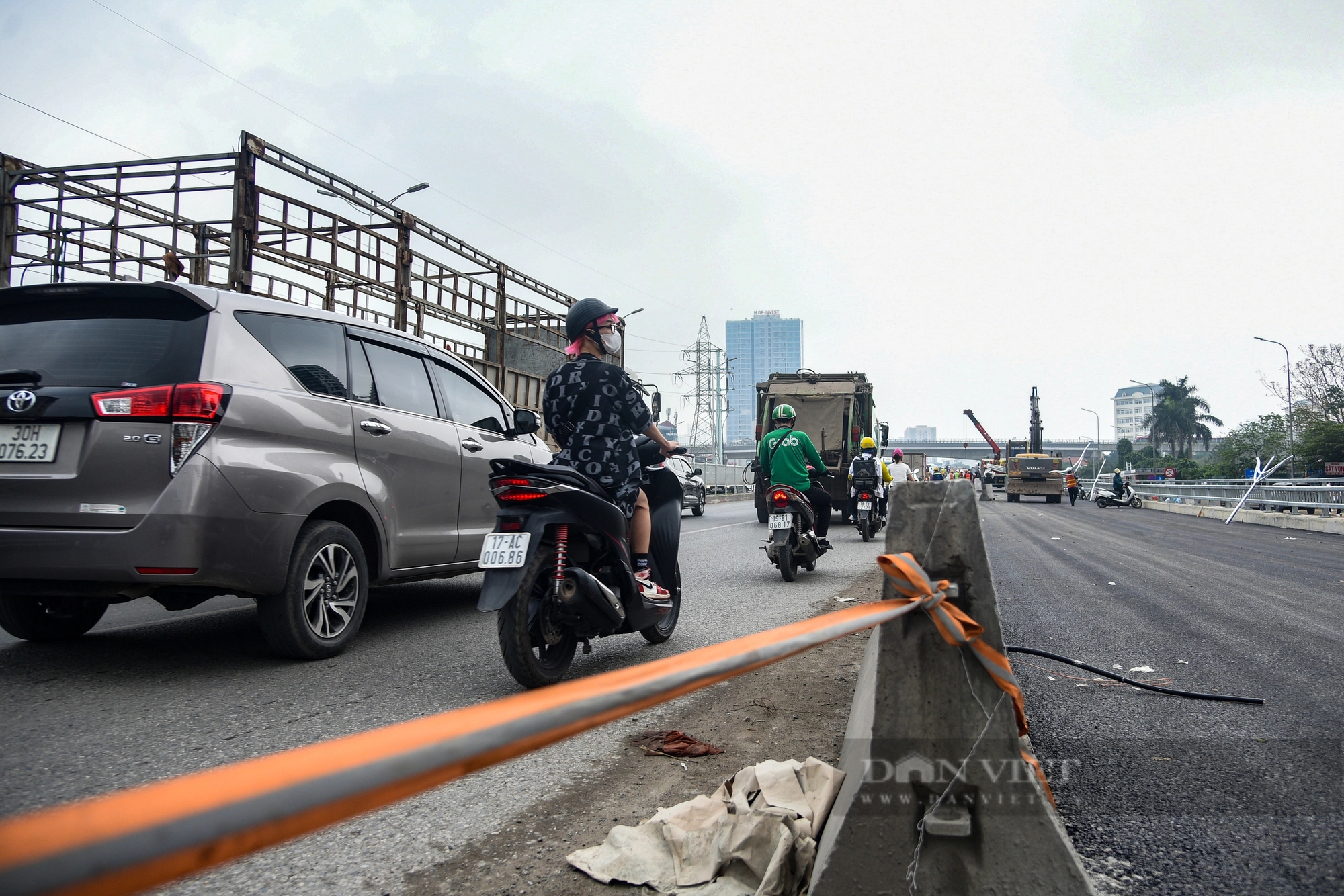 Bất chấp biển cấm, xe máy vẫn nối đuôi nhau lên cầu vượt Mai Dịch- Ảnh 10.