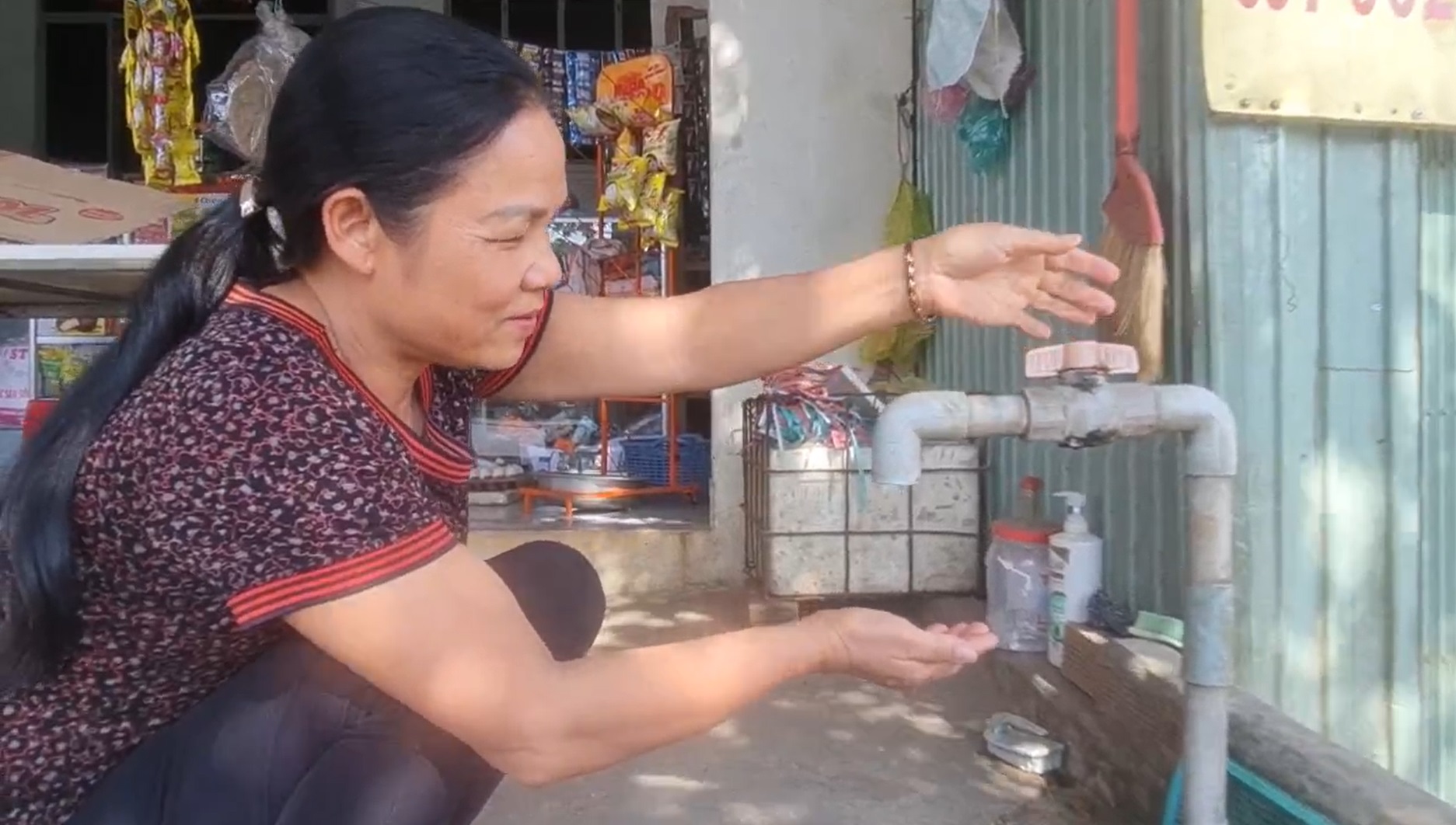 Dân Lâm Đồng "bấm bụng" thuê 260.000 đồng/tiếng bơm nước vẫn chả đủ tưới cà phê, nửa năm chưa mưa- Ảnh 4.