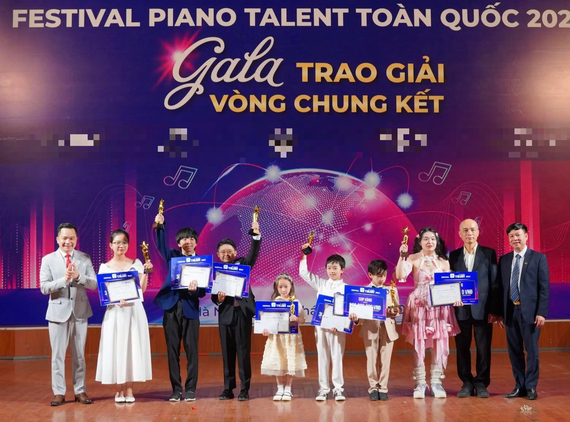 Cậu bé bị liệt 2 chân ngoạn mục giành giải thưởng tại Cuộc thi Piano 2024- Ảnh 1.