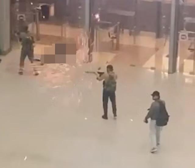 ISIS-K công bố video sốc cảnh các tay súng điên cuồng thảm sát vô tội vạ bên trong nhà hát Moscow- Ảnh 2.
