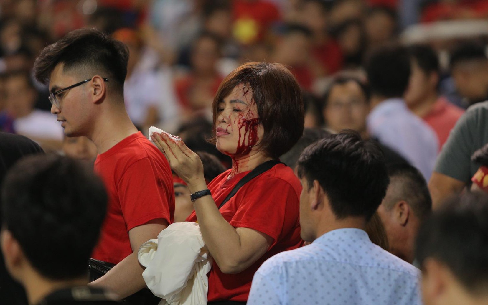 CĐV Việt Nam đánh nhau đổ máu trên khán đài sân Mỹ Đình