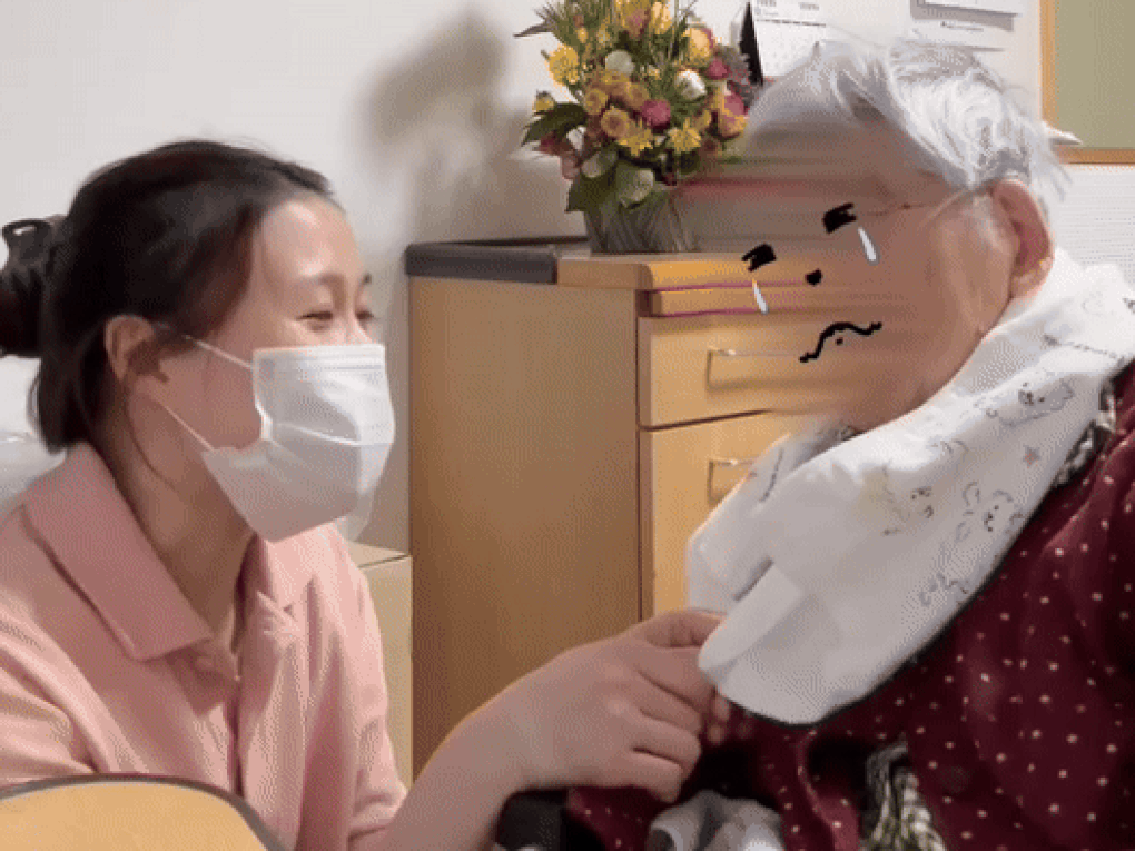 Cụ bà Nhật Bản khóc nghẹn khi chia tay cô điều dưỡng Việt Nam- Ảnh 1.