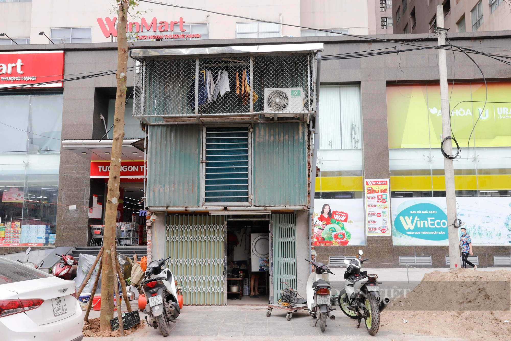 Cảnh hai cha con sống chui rúc trong căn nhà tí hon 8 m2 ở Hà Nội- Ảnh 1.