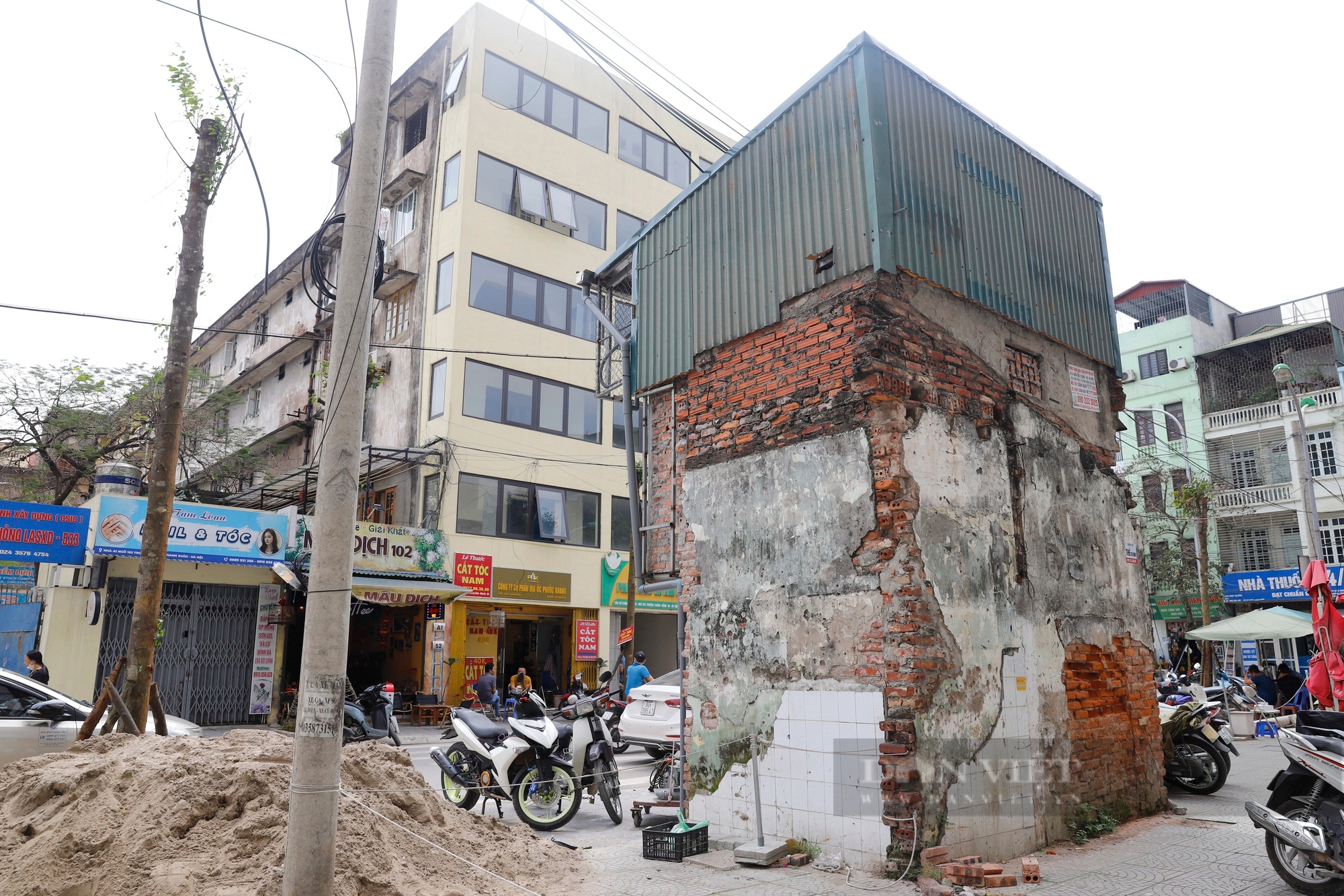 Cảnh hai cha con sống chui rúc trong căn nhà tí hon 8 m2 ở Hà Nội- Ảnh 2.