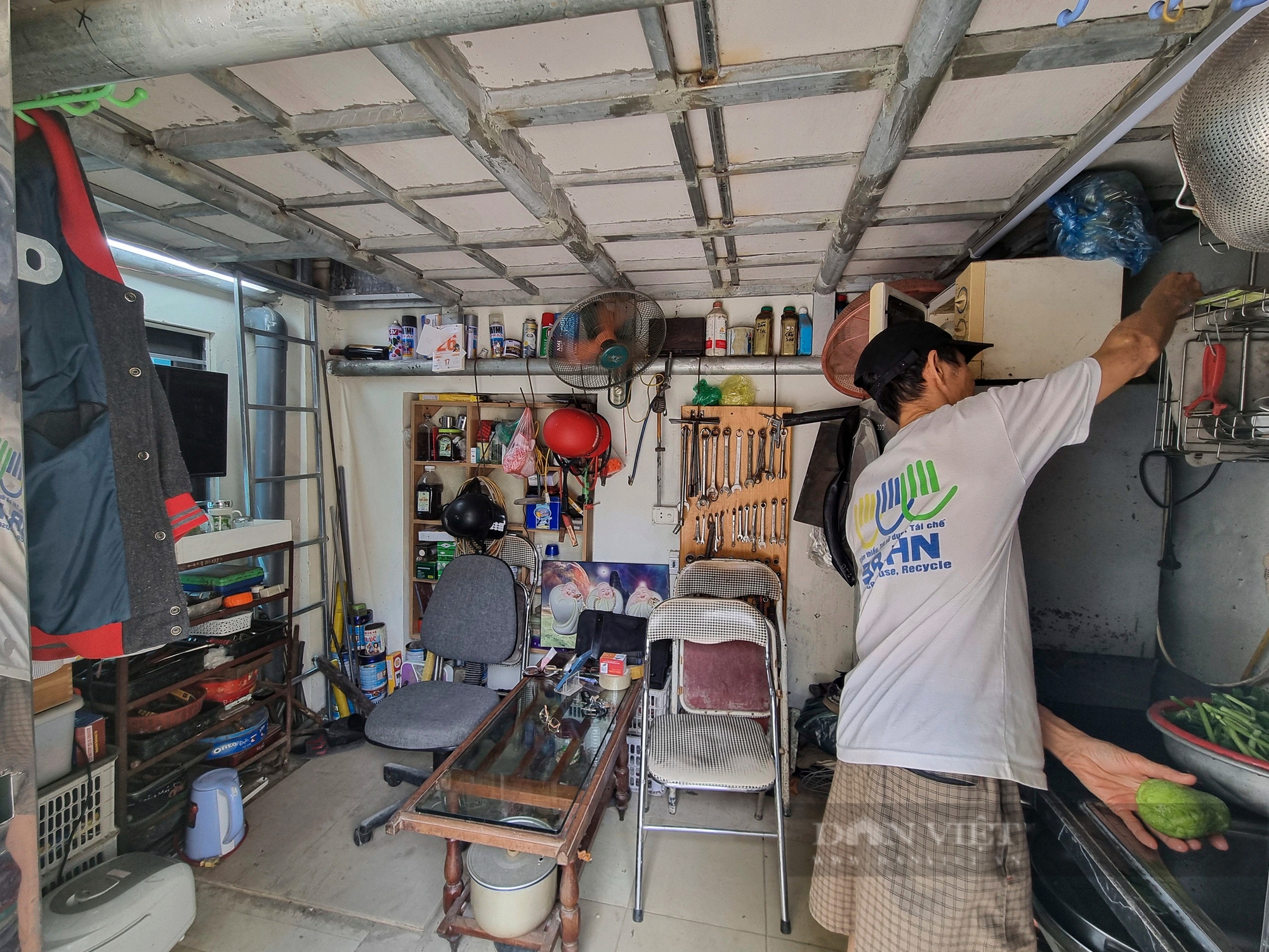 Cảnh hai cha con sống chui rúc trong căn nhà tí hon 8 m2 ở Hà Nội- Ảnh 5.