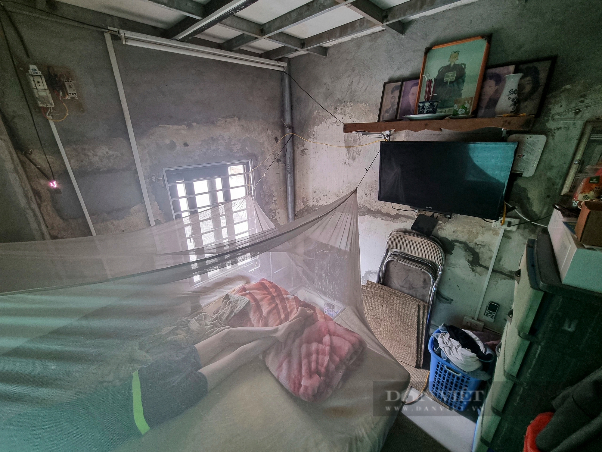 Cảnh hai cha con sống chui rúc trong căn nhà tí hon 8 m2 ở Hà Nội- Ảnh 7.