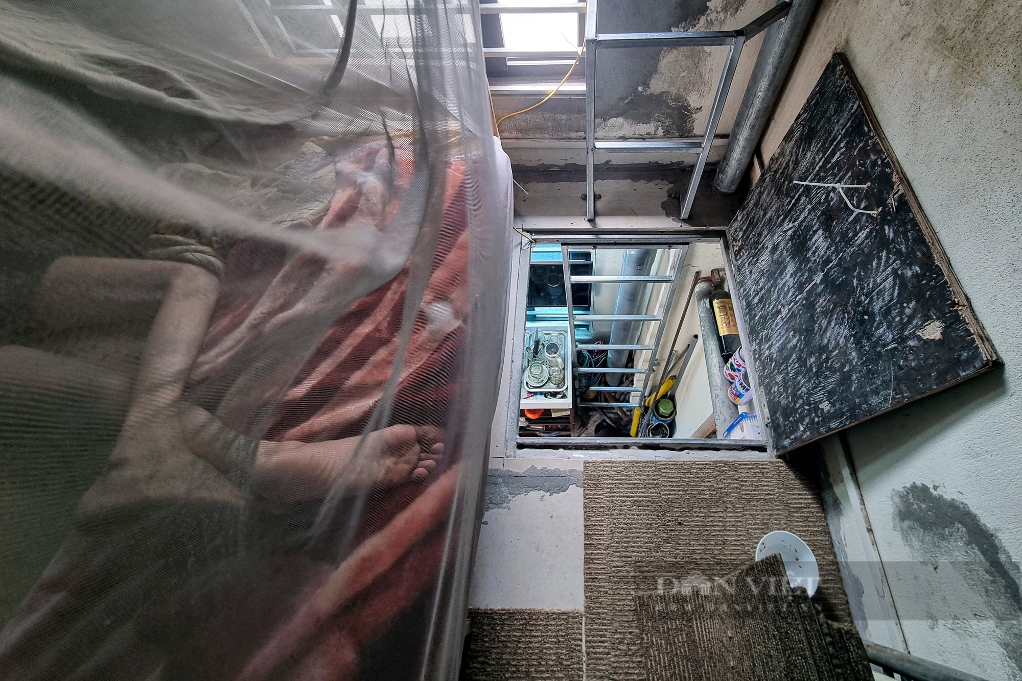 Cảnh hai cha con sống chui rúc trong căn nhà tí hon 8 m2 ở Hà Nội- Ảnh 9.