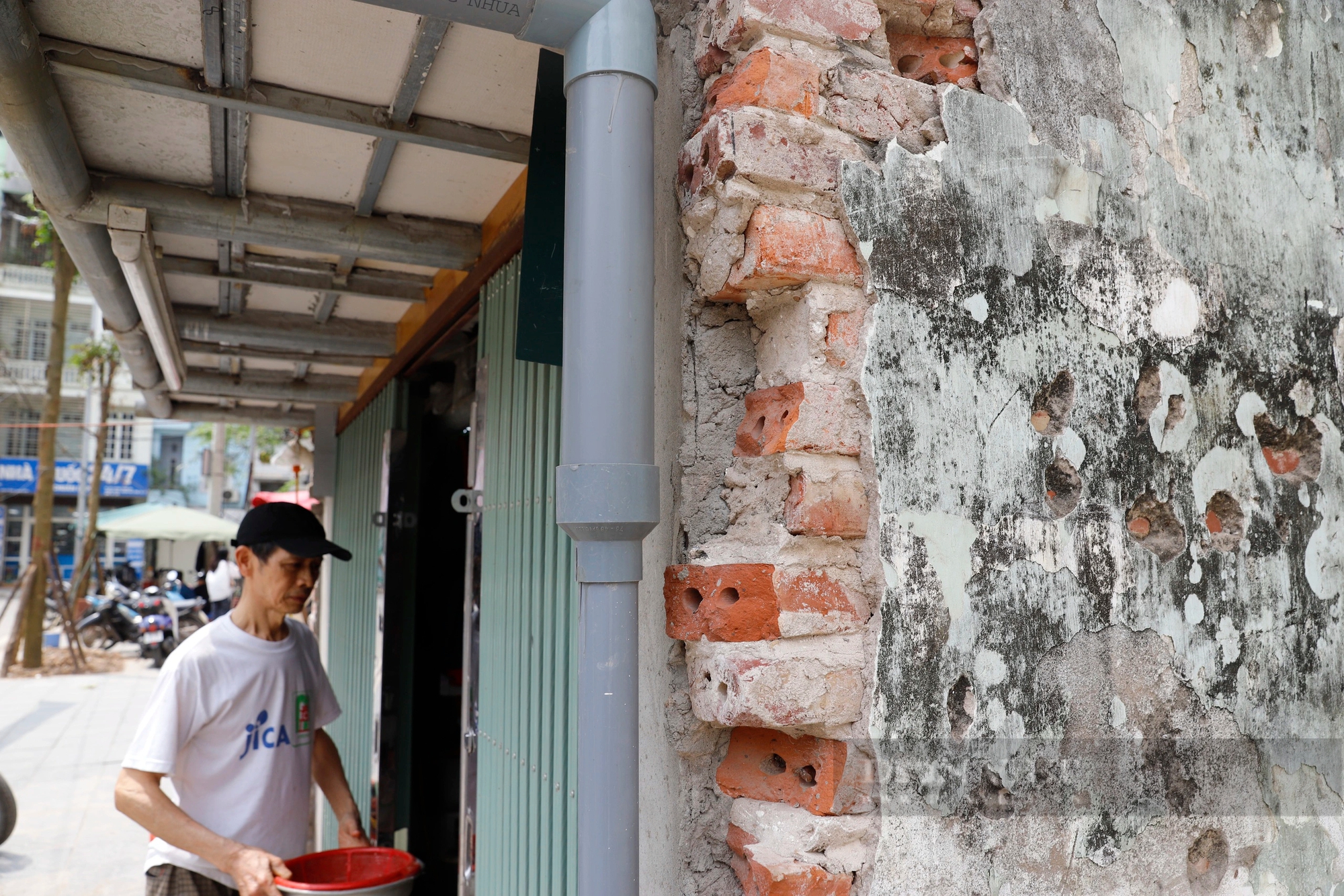 Cảnh hai cha con sống chui rúc trong căn nhà tí hon 8 m2 ở Hà Nội- Ảnh 13.