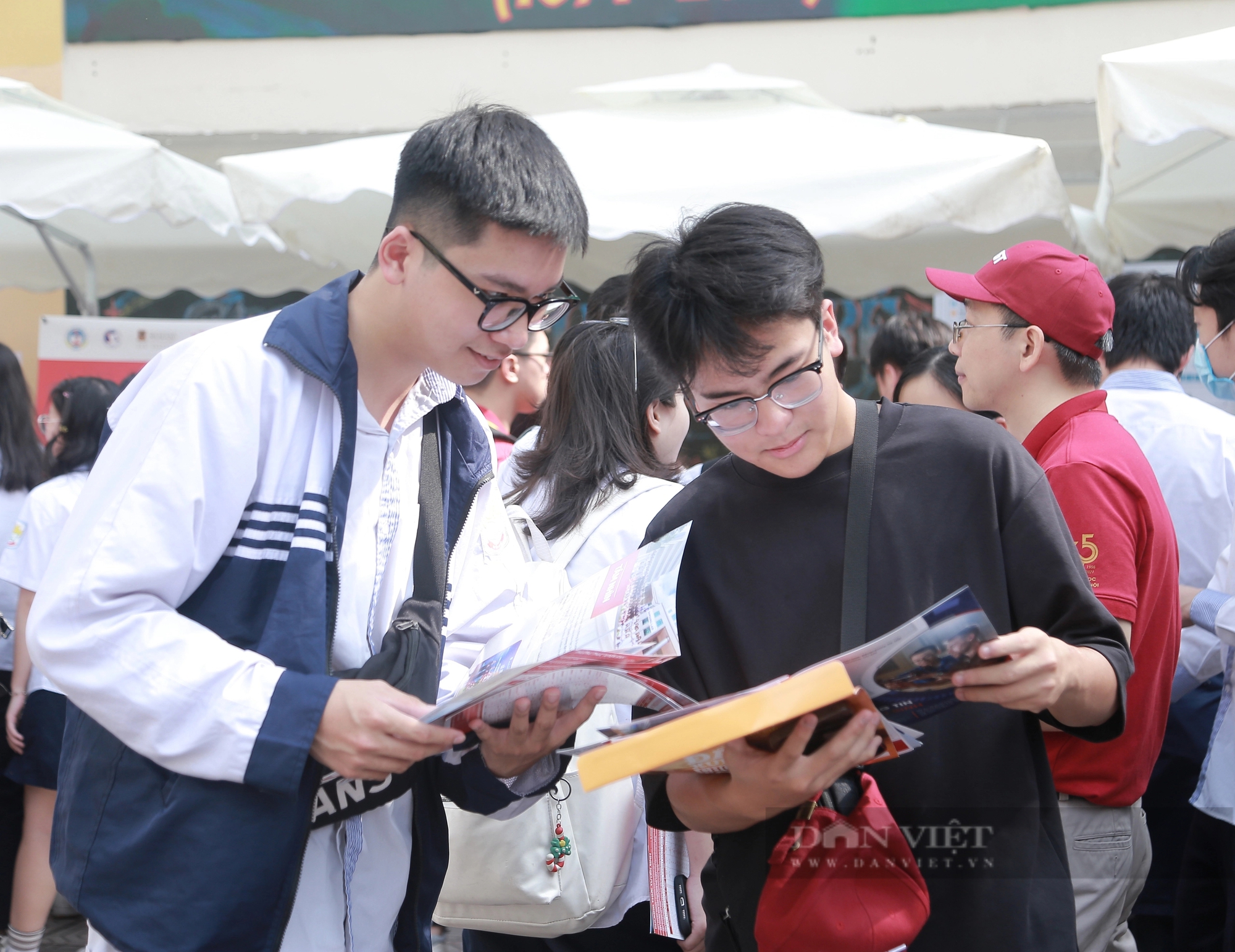 Học sinh Hà Nội trúng tuyển sớm trường "hot" vẫn hào hứng tham gia hướng nghiệp để thêm cơ hội - Ảnh 2.