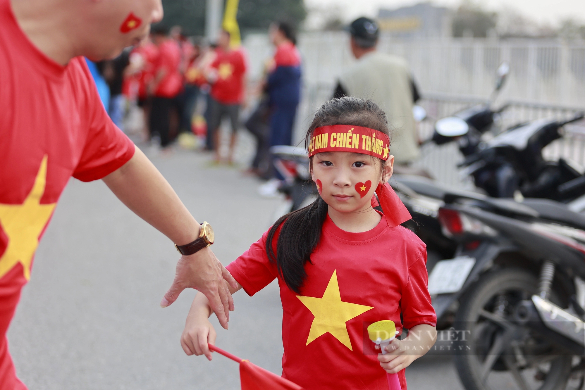 Hàng vạn CĐV Việt Nam rồng rắn đến sân "tiếp lửa" cho thầy trò HLV Troussier- Ảnh 11.