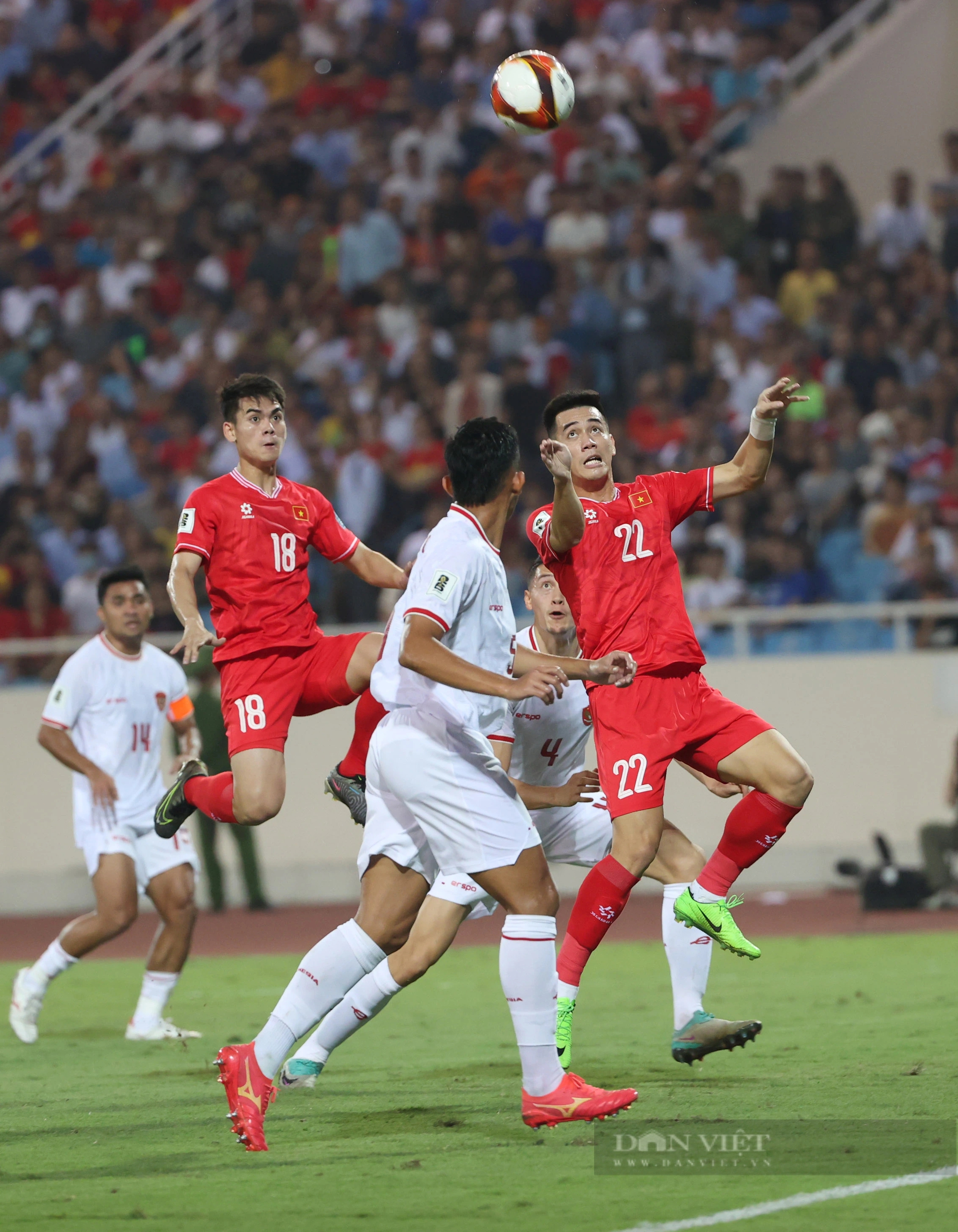 Thủ môn Nguyễn Filip và đồng đội gục xuống sân, ông Troussier trò chuyện vài phút với Hùng Dũng sau trận thua Indonesia- Ảnh 1.