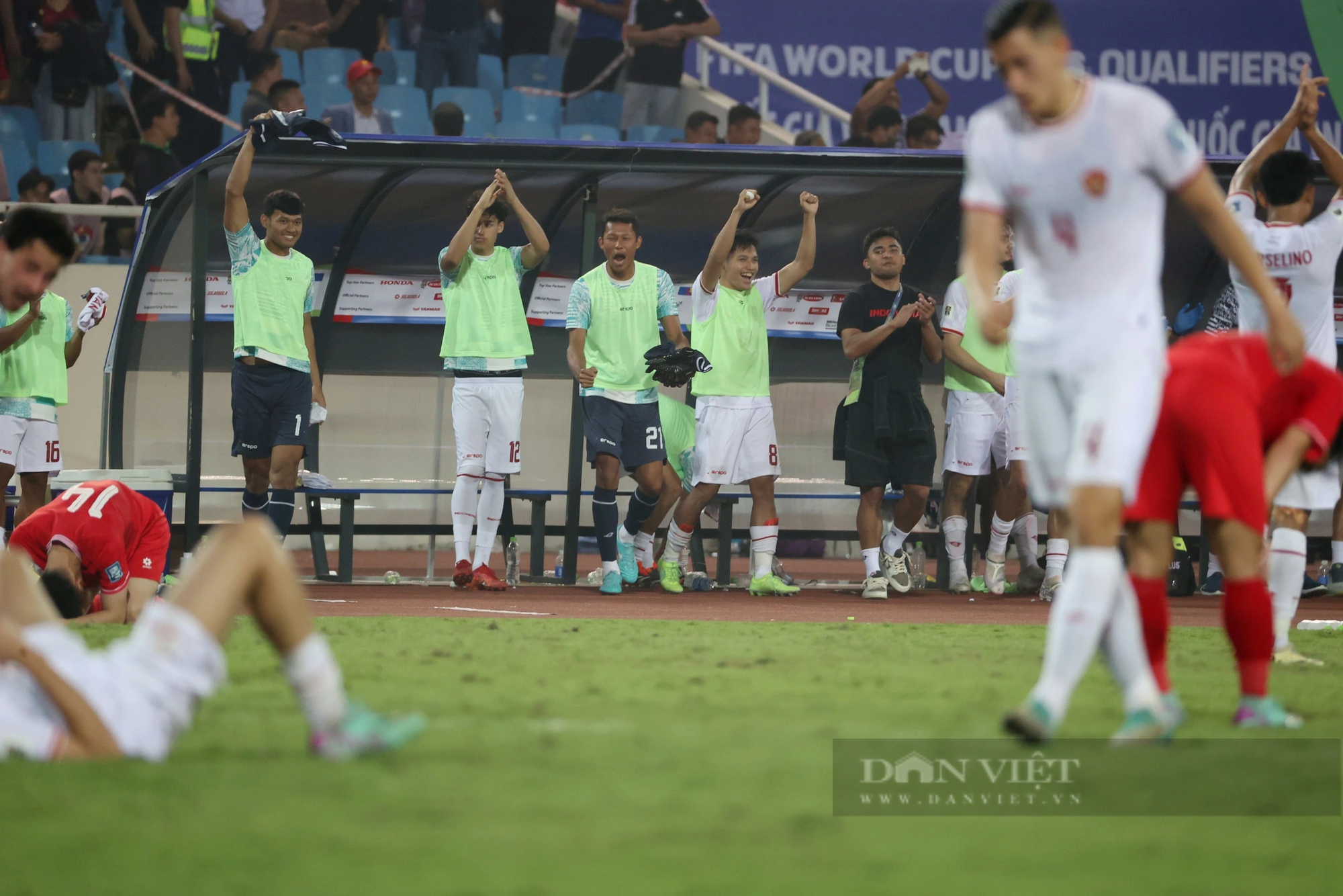 Thủ môn Nguyễn Filip và đồng đội gục xuống sân, ông Troussier trò chuyện vài phút với Hùng Dũng sau trận thua Indonesia- Ảnh 3.