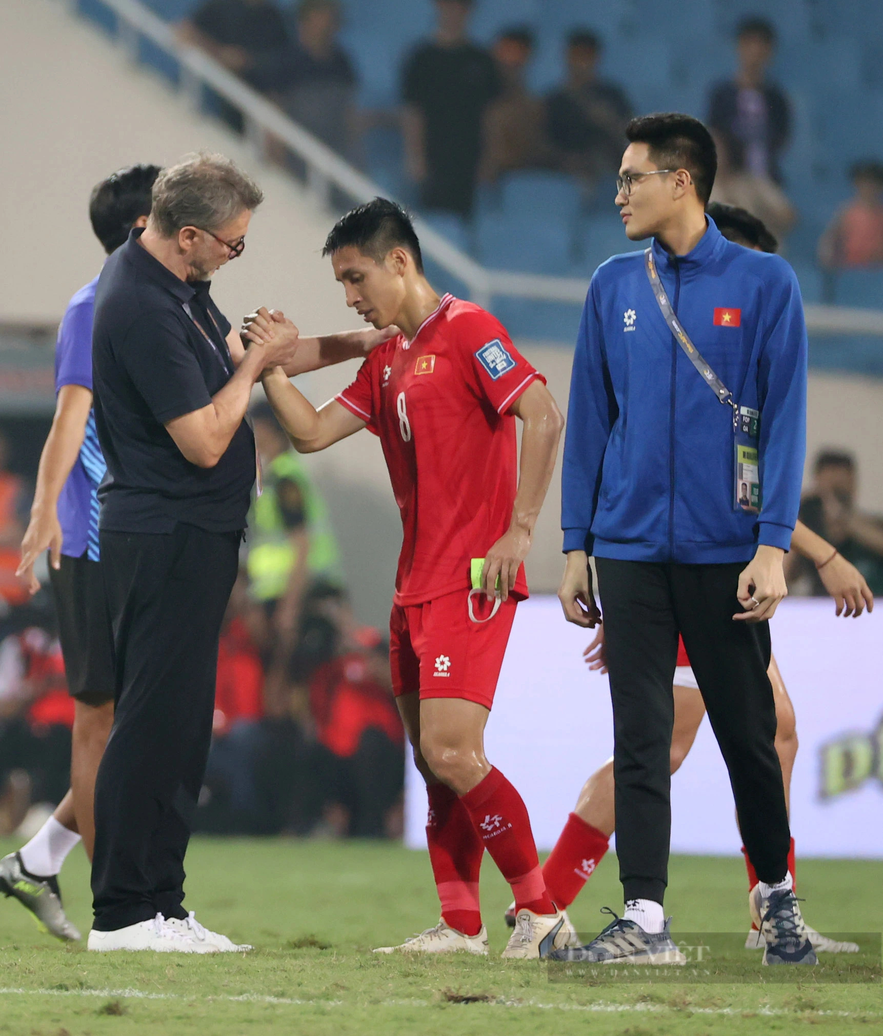 Thủ môn Nguyễn Filip và đồng đội gục xuống sân, ông Troussier trò chuyện vài phút với Hùng Dũng sau trận thua Indonesia- Ảnh 7.