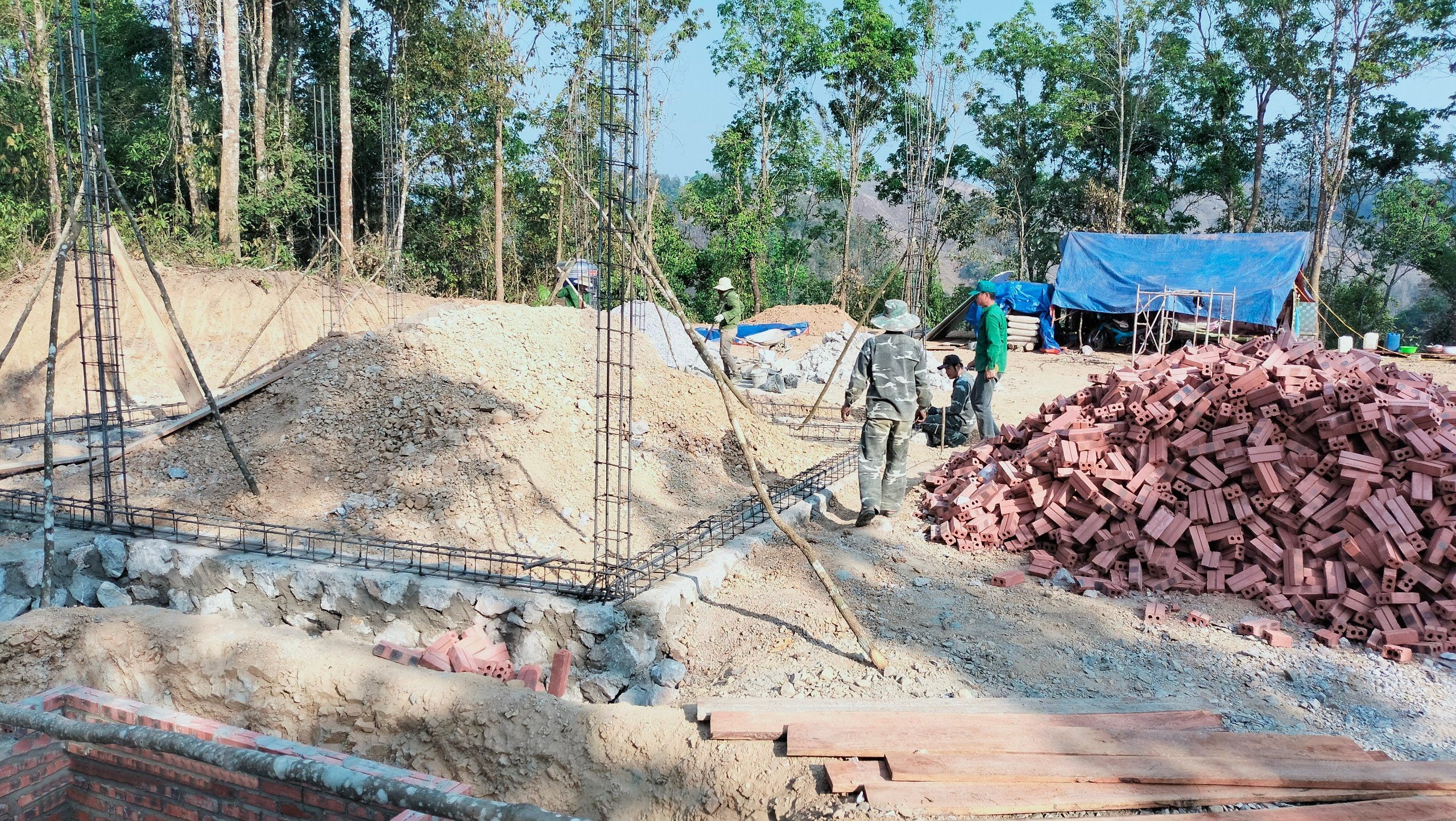 Mong ước mang niềm vui trọn vẹn về với cô trò điểm trường “3 không" - Ảnh 1.