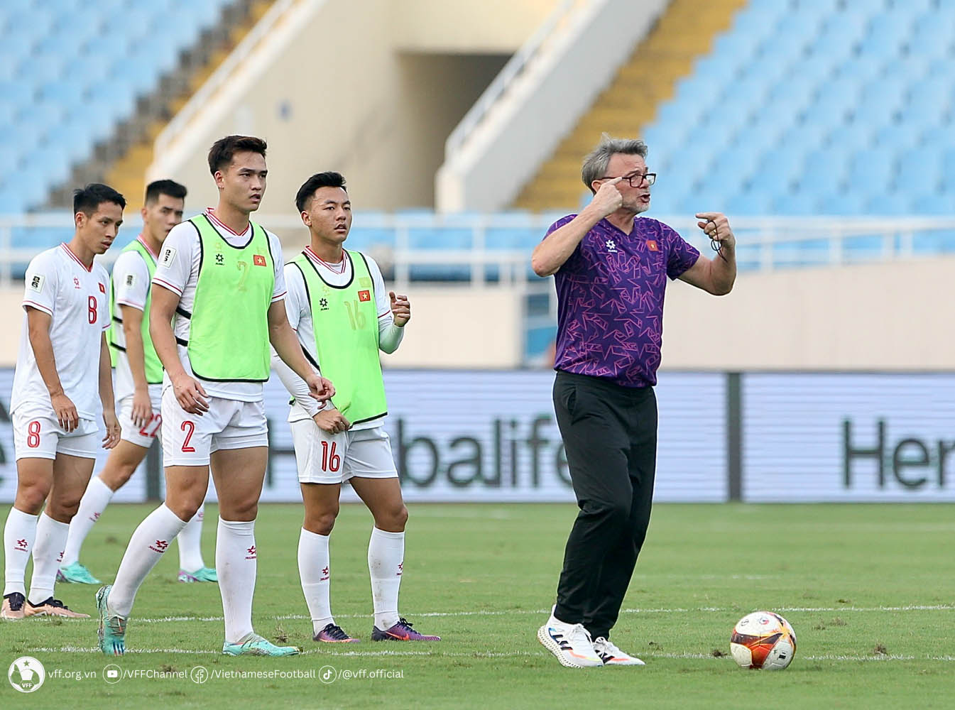 "Quang Hải dự bị, ĐT Việt Nam dùng cầu thủ kinh nghiệm đá tấn công trước Indonesia"- Ảnh 1.