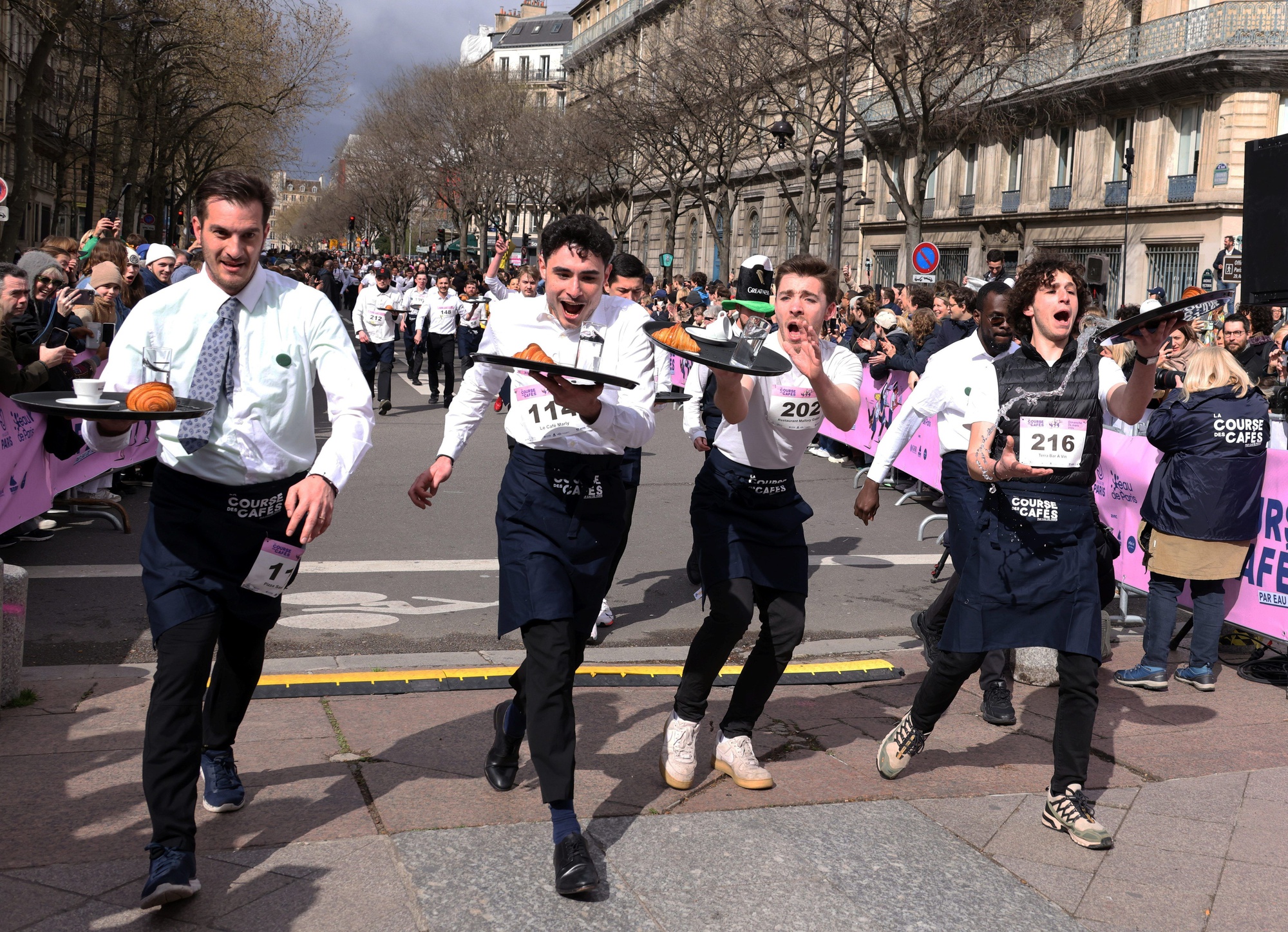 Hình ảnh gây sốt trên đường phố Paris- Ảnh 5.