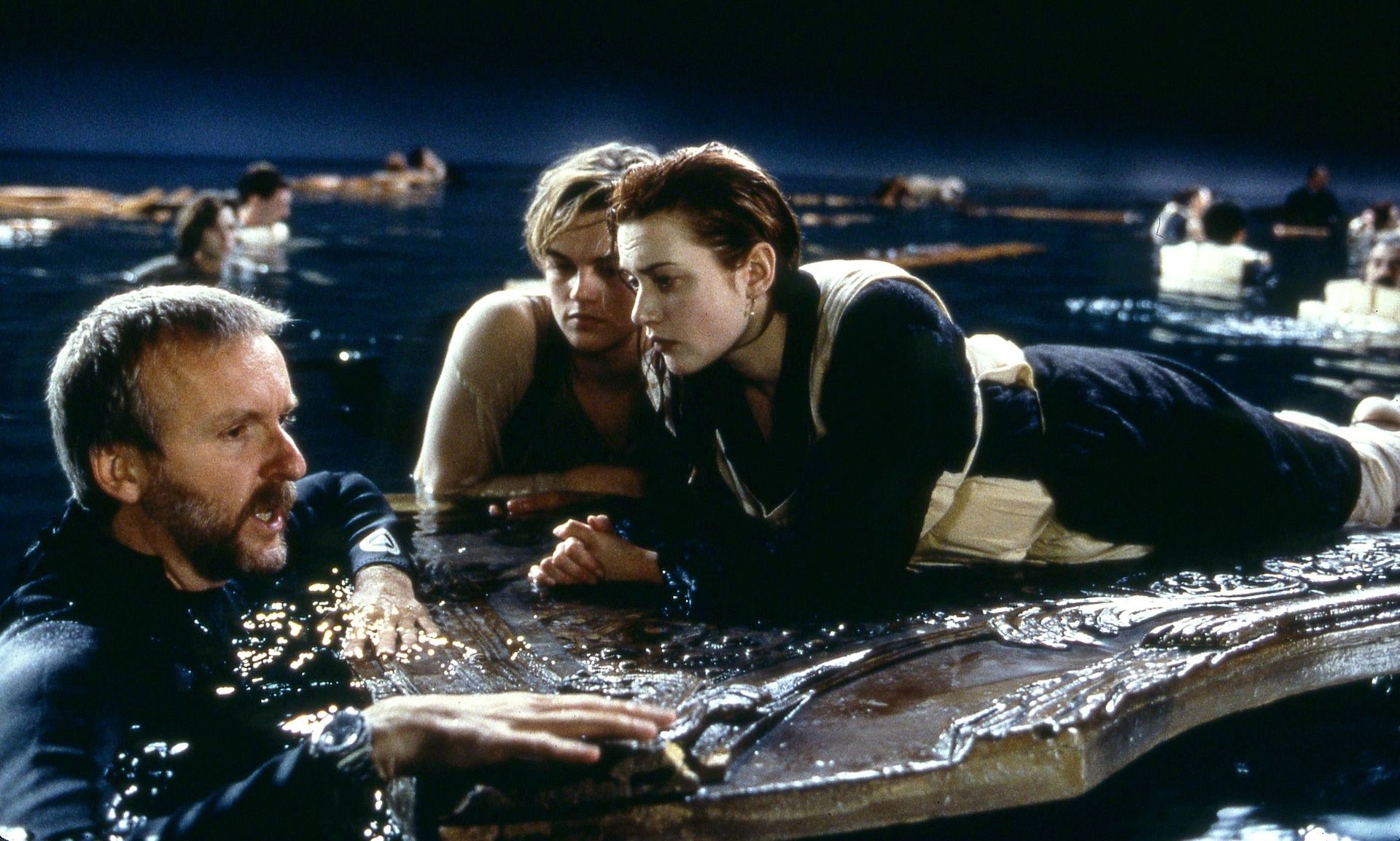 Chi tiền "khủng" để mua vật phẩm cứu mạng Rose trong phim "Titanic"- Ảnh 1.