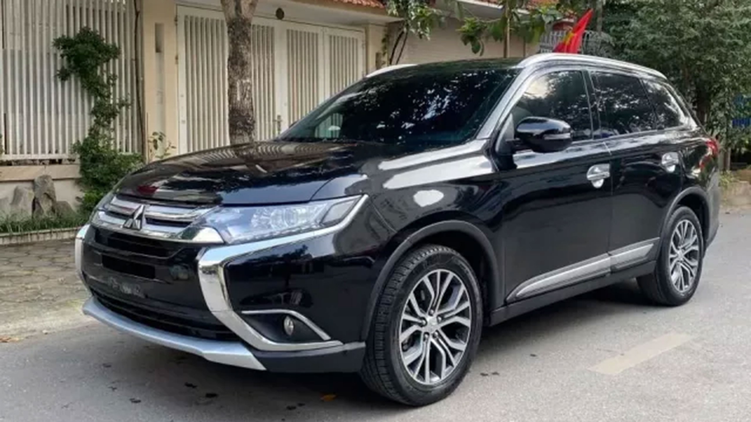 Sau 6 năm, Mitsubishi Outlander bán lại rẻ như Toyota Vios