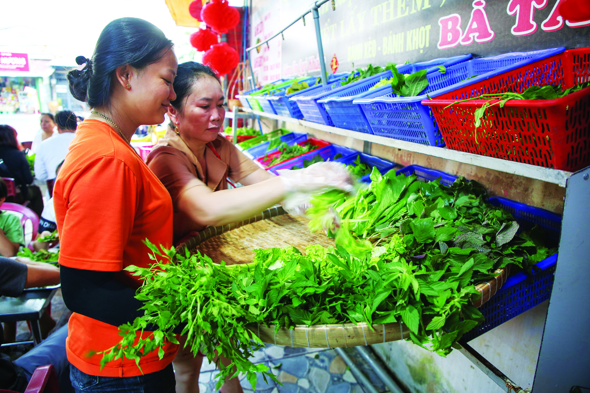 Độc, lạ Tây Ninh: Bánh xèo siêu to khổng lồ gây sốt mạng xã hội có gì mà nhiều người rủ nhau đến trải nghiệm?- Ảnh 5.