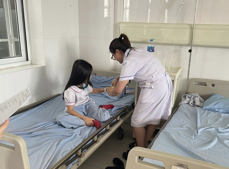 Quảng Ninh: Hơn 30 học sinh tiểu học nhập viện sau bữa ăn bán trú - 1