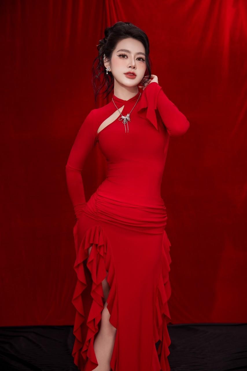 Oanh Tạ - Cô gái hát cover có giọng hát lạ và ngoại hình hút mắt- Ảnh 2.