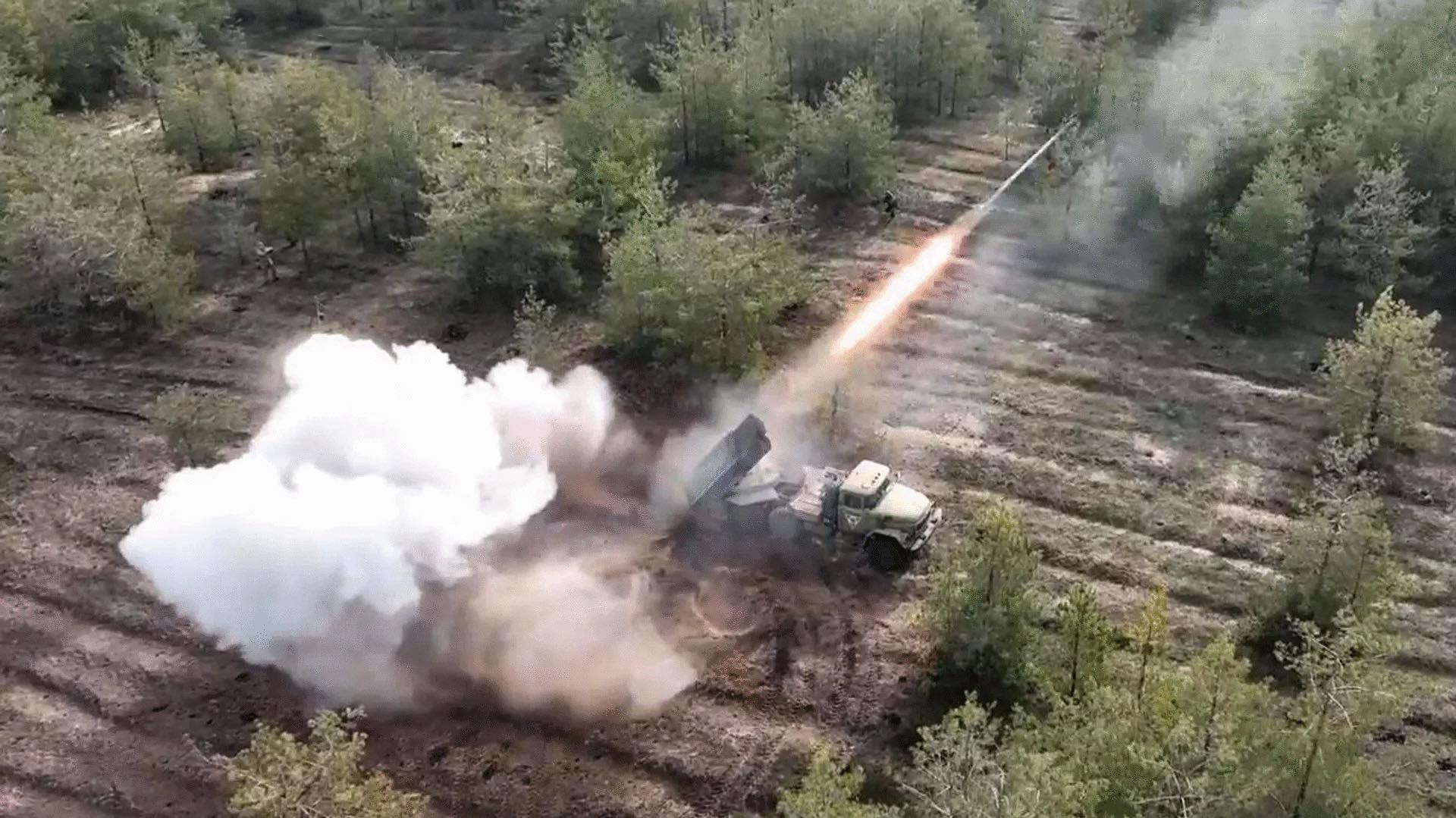 Xe tăng trang bị tên lửa dẫn đường của Nga đang xuyên thủng xe bọc thép của NATO ở Ukraine- Ảnh 1.