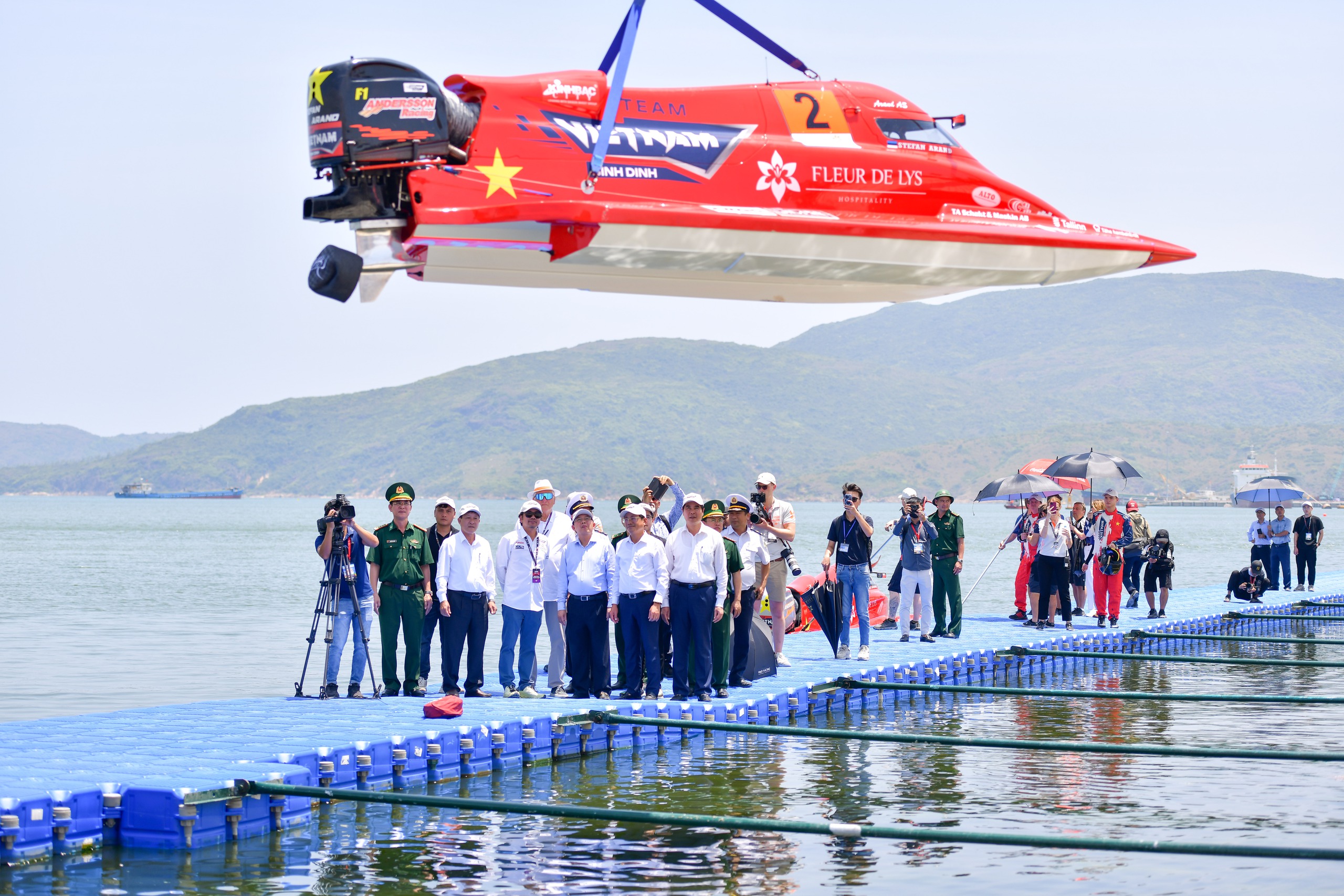 Bí thư, Chủ tịch Bình Định chứng kiến khoảnh khắc thuyền máy F1 "siêu đắt đỏ" lướt sóng đầm Thị Nại- Ảnh 2.