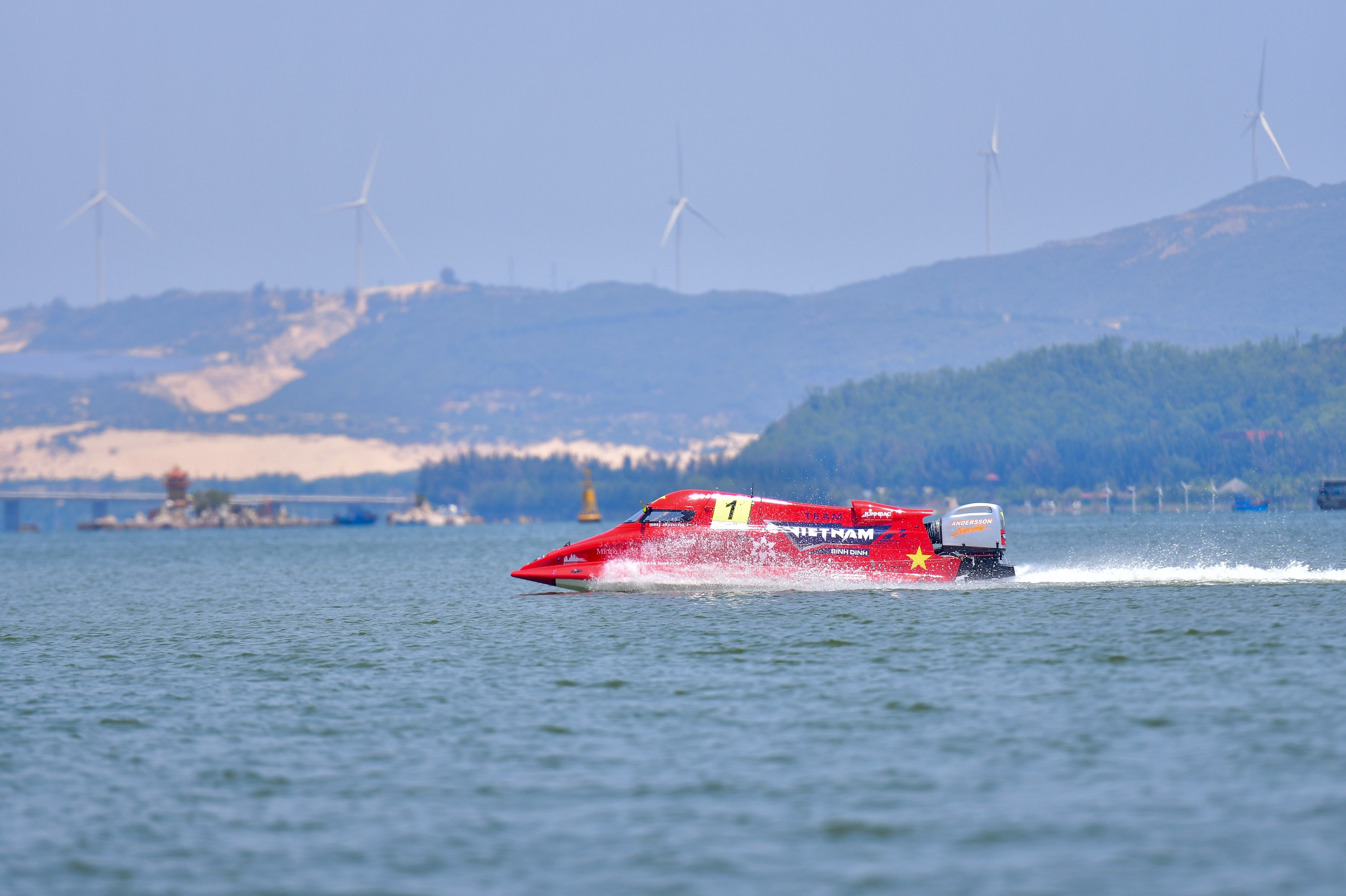 Bí thư, Chủ tịch Bình Định chứng kiến khoảnh khắc thuyền máy F1 "siêu đắt đỏ" lướt sóng đầm Thị Nại- Ảnh 3.