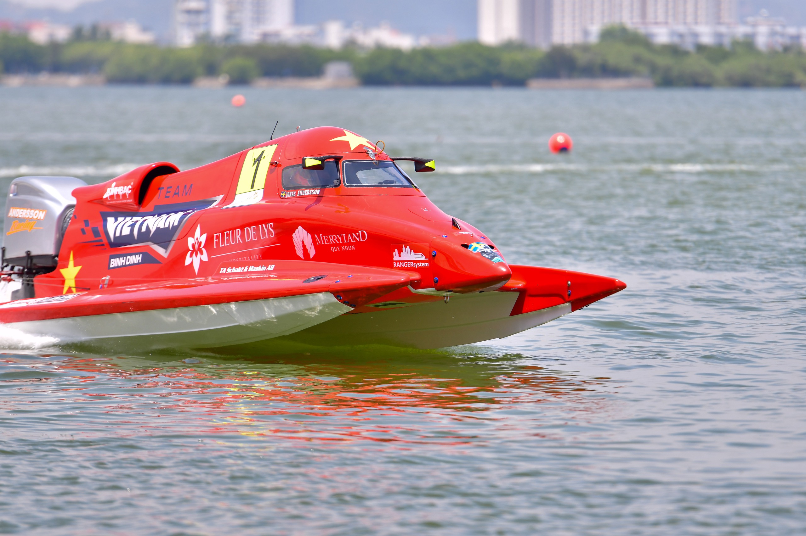 Bí thư, Chủ tịch Bình Định chứng kiến khoảnh khắc thuyền máy F1 "siêu đắt đỏ" lướt sóng đầm Thị Nại- Ảnh 4.