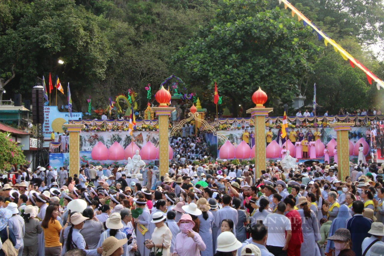 Hàng vạn người chen chân đi lễ, chùa Quán Thế Âm Đà Nẵng chật như nêm- Ảnh 1.