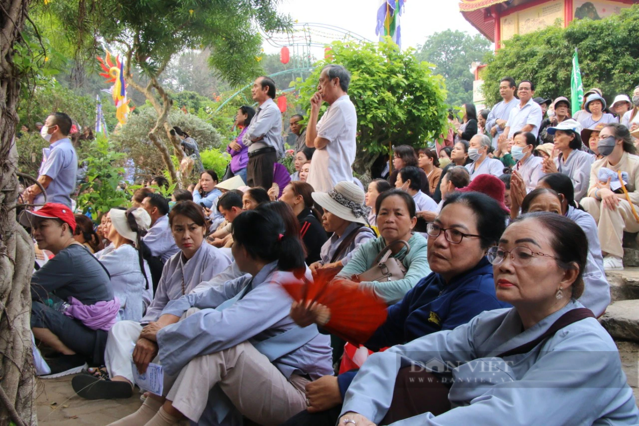 Hàng vạn người chen chân đi lễ, chùa Quán Thế Âm Đà Nẵng chật như nêm- Ảnh 2.