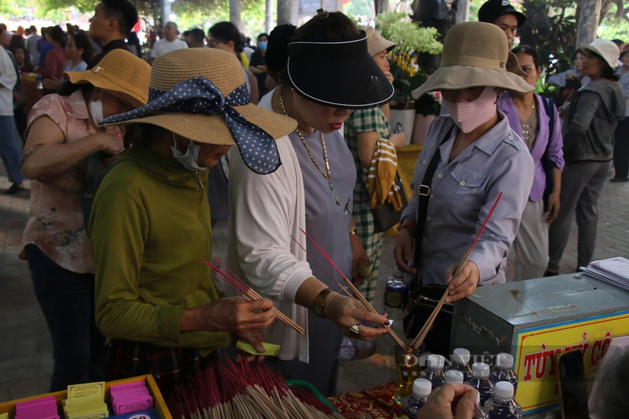 Hàng vạn người chen chân đi lễ, chùa Quán Thế Âm Đà Nẵng chật như nêm- Ảnh 3.