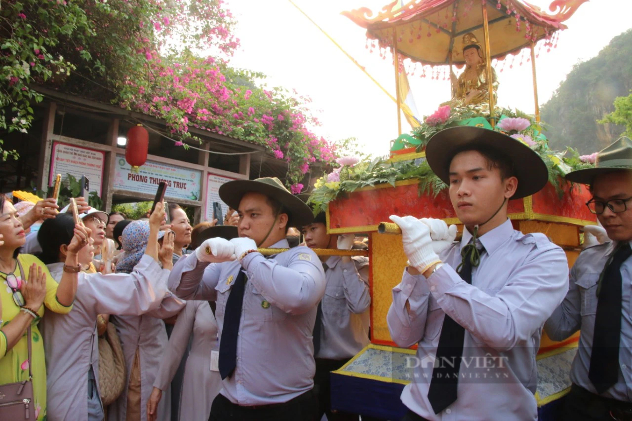 Hàng vạn người chen chân đi lễ, chùa Quán Thế Âm Đà Nẵng chật như nêm- Ảnh 5.