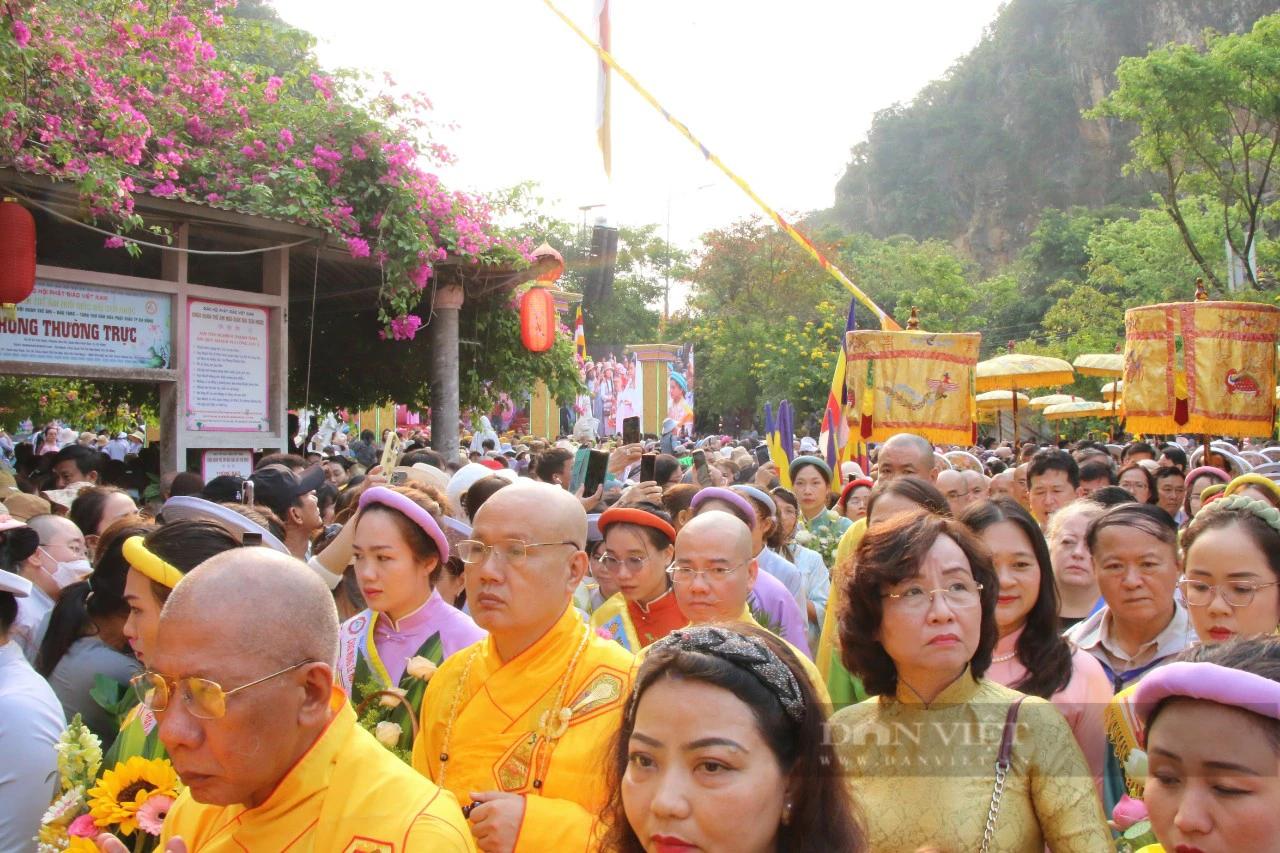 Hàng vạn người chen chân đi lễ, chùa Quán Thế Âm Đà Nẵng chật như nêm- Ảnh 9.