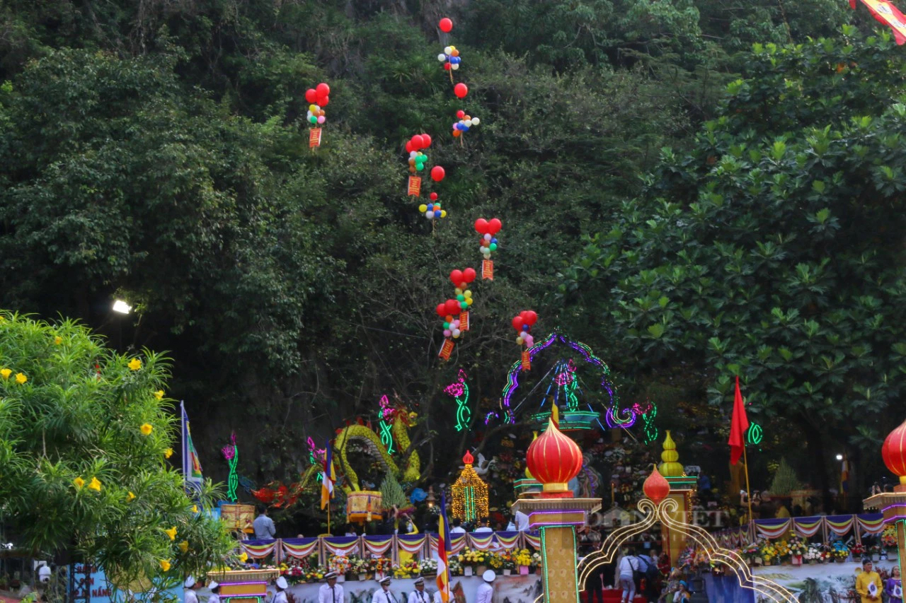 Hàng vạn người chen chân đi lễ, chùa Quán Thế Âm Đà Nẵng chật như nêm- Ảnh 10.